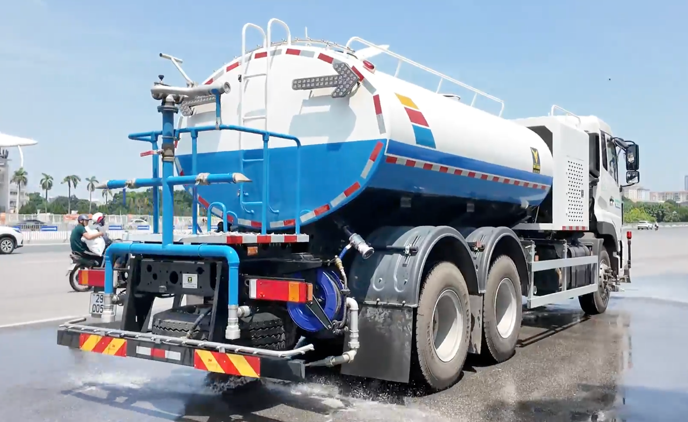 Dung tích xe "pháo xa sương mù" có thể chứa tới 10 tấn nước, phun sương liên tục trong 75 phút để làm sạch lượng lớn lòng đường và vỉa hè của các quận nội thành.