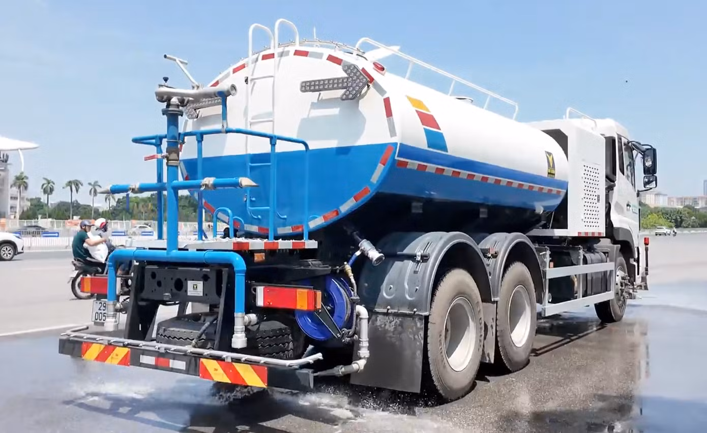 Dung tích xe "pháo xa sương mù" có thể chứa tới 10 tấn nước, phun sương liên tục trong 75 phút để làm sạch lượng lớn lòng đường và vỉa hè của các quận nội thành.