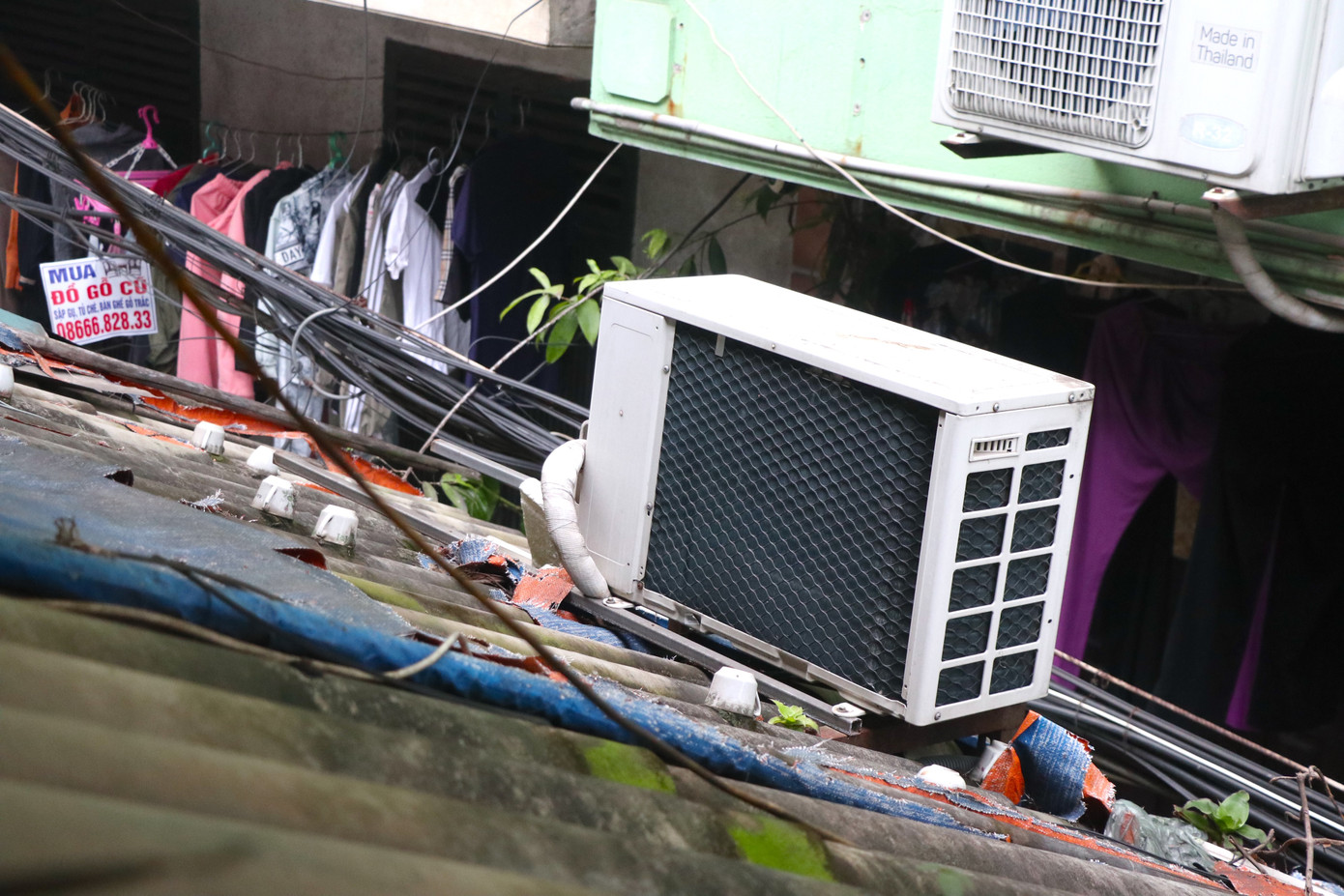 Ngoài hành lang là la liệt tụ điện, cục nóng, dây điện mắc nối chằng chịt mất an toàn. Ngoài hành lang là la liệt tụ điện, cục nóng, dây điện mắc nối chằng chịt mất an toàn.