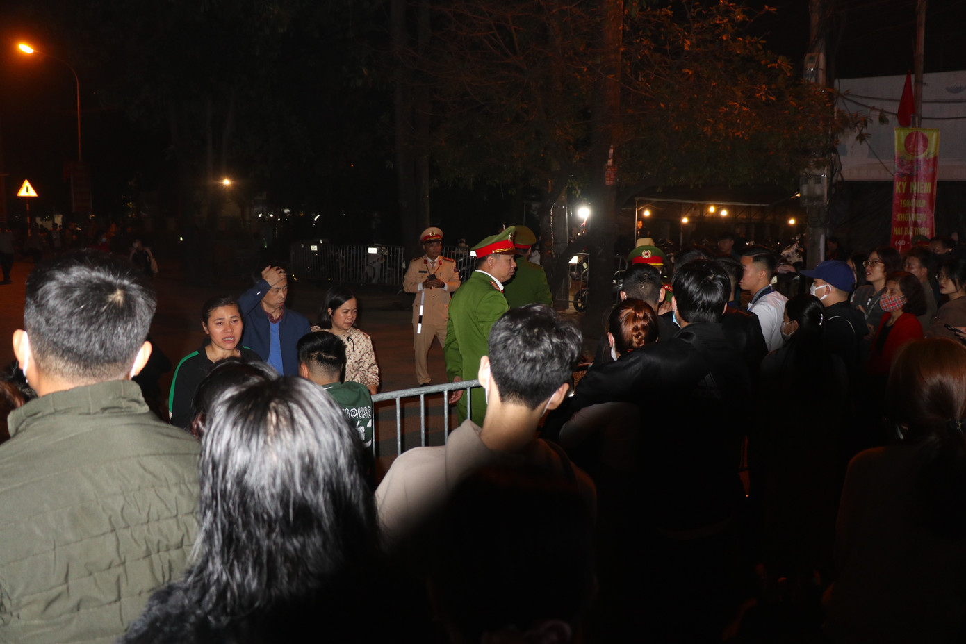 Công tác an ninh đã được huyện Mê Linh chuẩn bị kỹ lưỡng từ các vòng để tránh việc ùn tắc và đảm bảo cho người dân và khách thập phương dự tới dự lễ. Tuy nhiên lượng người quá đông khiến nhiều vòng bị quá tải. Công tác an ninh đã được huyện Mê Linh chuẩn bị kỹ lưỡng từ các vòng để tránh việc ùn tắc và đảm bảo cho người dân và khách thập phương dự tới dự lễ. Tuy nhiên lượng người quá đông khiến nhiều vòng bị quá tải.