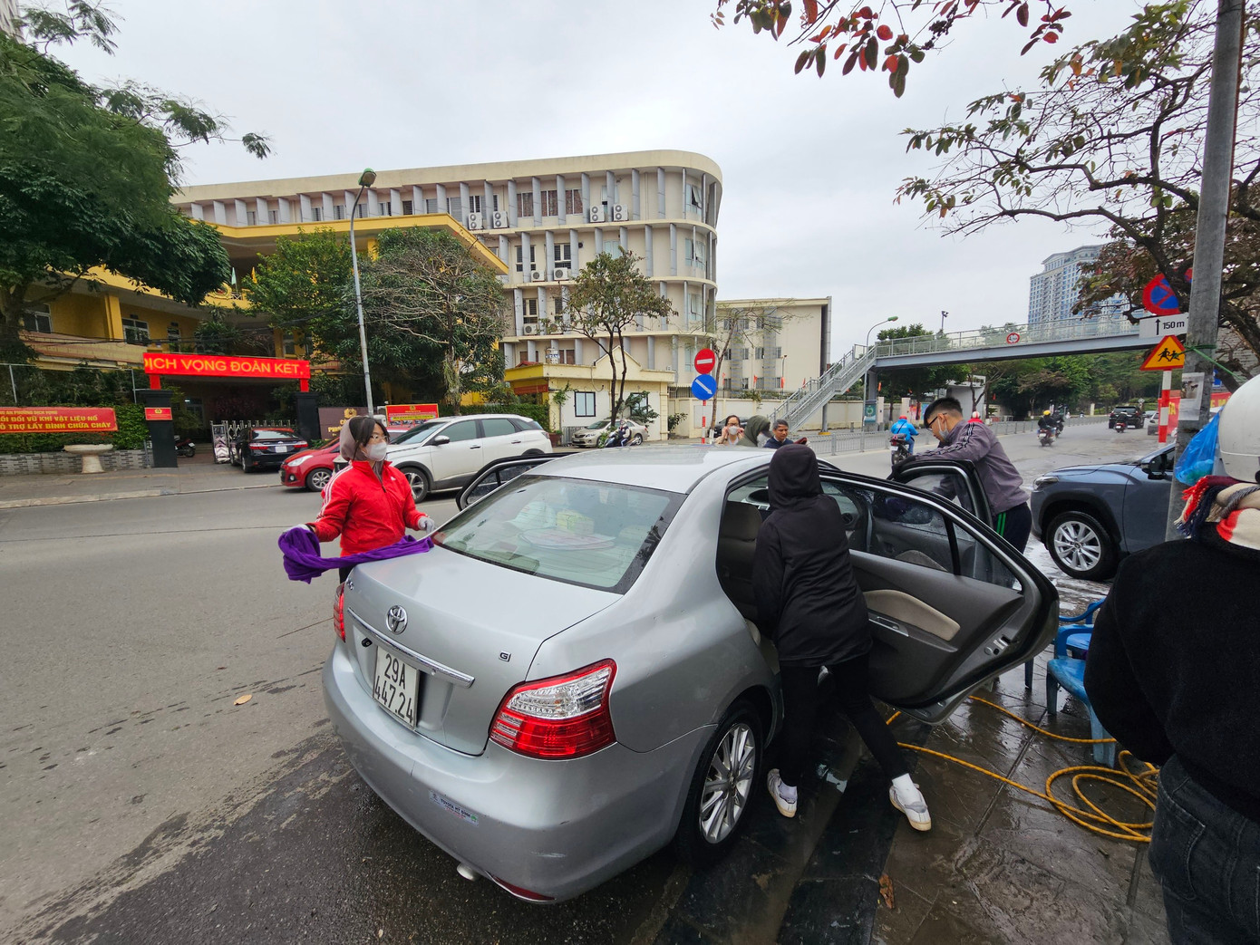 Khách hàng thường phải chờ đợi rất lâu trong những ngày giáp Tết mới tới lượt được rửa xe.