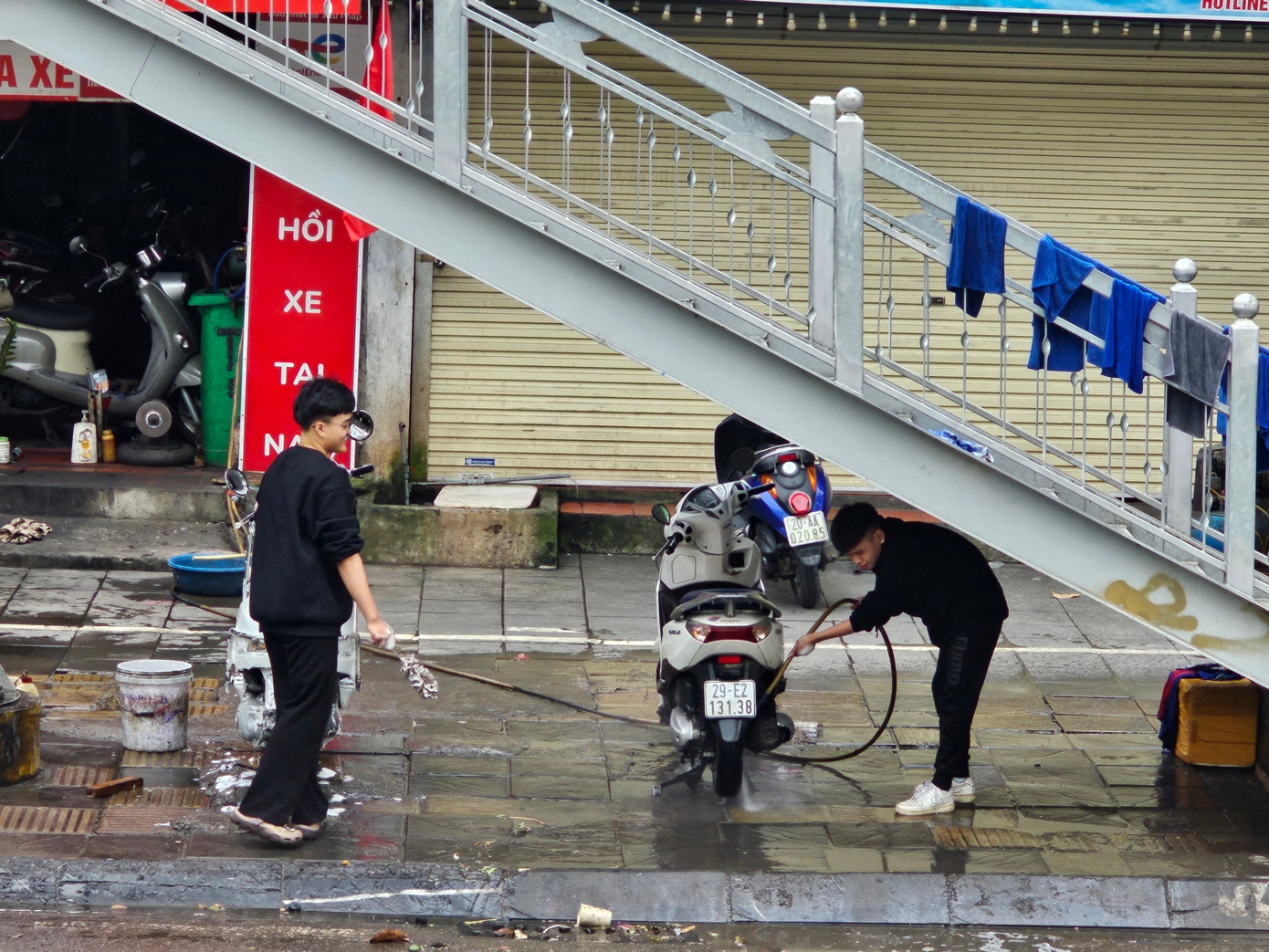 Thời tiết Hà Nội khô ráo nên dịch vụ rửa xe càng thêm tấp nập.