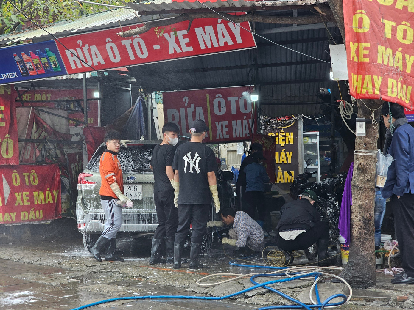 Anh Đạt, chủ cửa hàng rửa xe tại phố Dịch Vọng Hậu (Cầu Giấy, Hà Nội) cho hay, 29 tháng Chạp thường là ngày cao điểm, cửa hàng của anh tiếp nhận khoảng 90 chiếc ô tô được khách mang tới rửa. Anh tiếp lời: “Thường thì đến ngày 30 tháng Chạp bọn mình chỉ còn 3 đến 4 người làm, nếu thiếu nhân lực thì sẽ tuyển thêm 1 - 2 nhân viên để đáp ứng đủ số lượng xe mà khách đem tới rửa”.