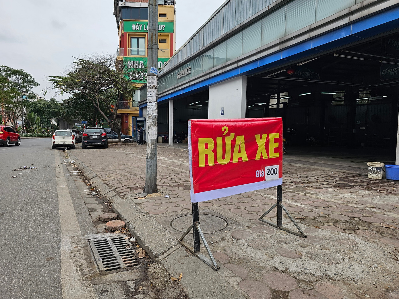 Giá rửa xe ô tô ngày giáp Tết tăng chóng mặt.