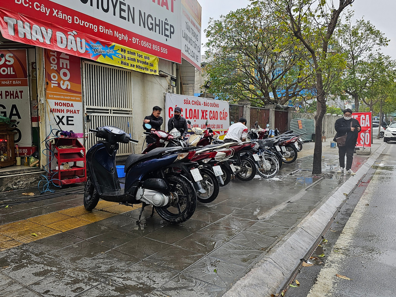 Cùng với giá rửa xe ô tô tăng rất cao thì nhiều cửa hàng sửa chữa và rửa xe máy ở Hà Nội cũng bị quả tải với giá rửa xe cũng tăng gấp đôi so với ngày thường. Giá rửa 1 chiếc xe máy ở các hàng tại phố Duy Tân (quận Cầu Giấy) tăng từ 20.000 đồng lên 50.000 đồng; thay dầu xe máy từ 120.000 lên 150.000 đồng.