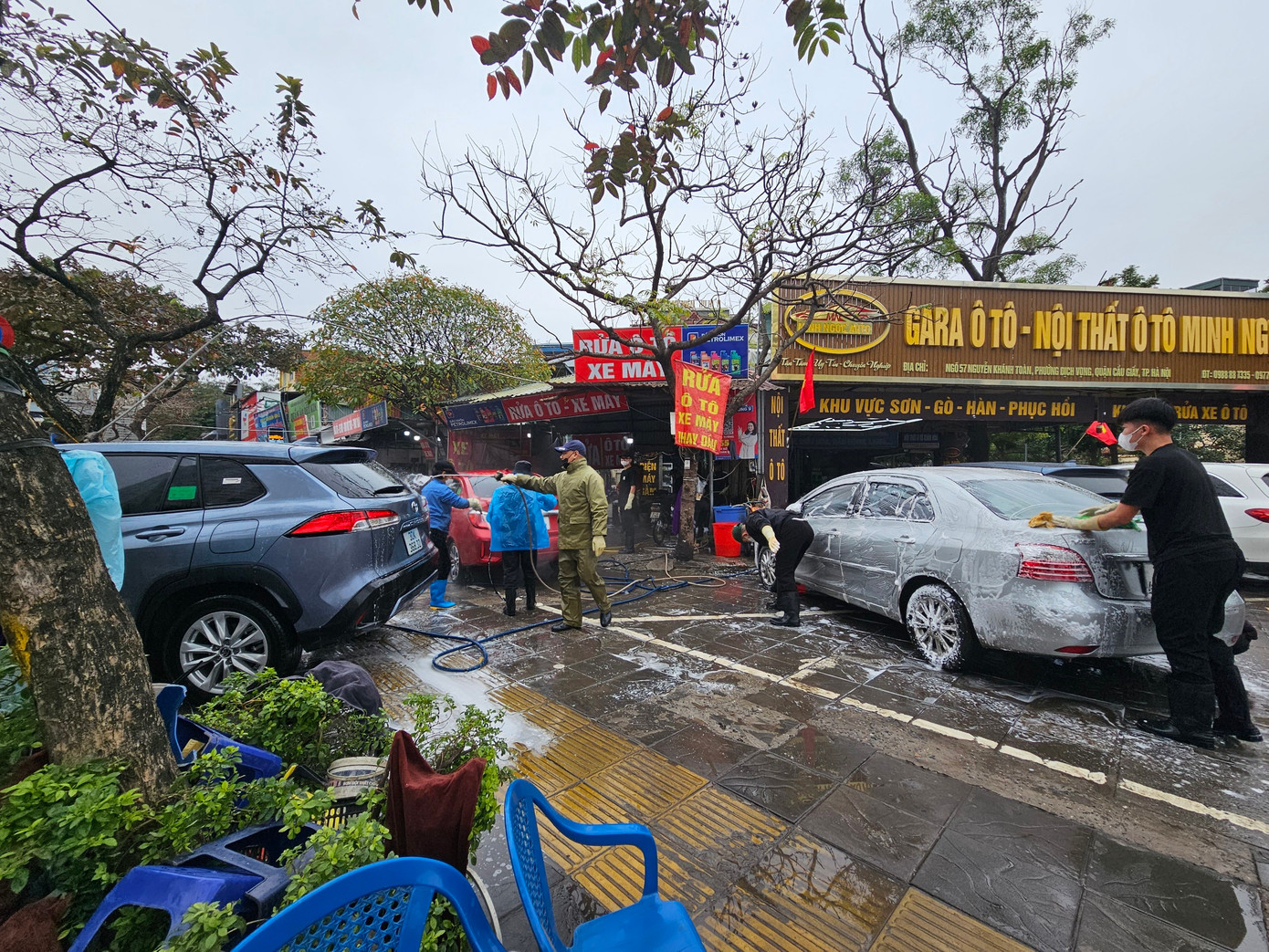 Tại những tiệm chăm sóc xe uy tín, có sân bãi thuận tiện, các chủ cơ sở đều phải thuê thêm lao động để đáp ứng nhu cầu rửa xe của khách hàng.