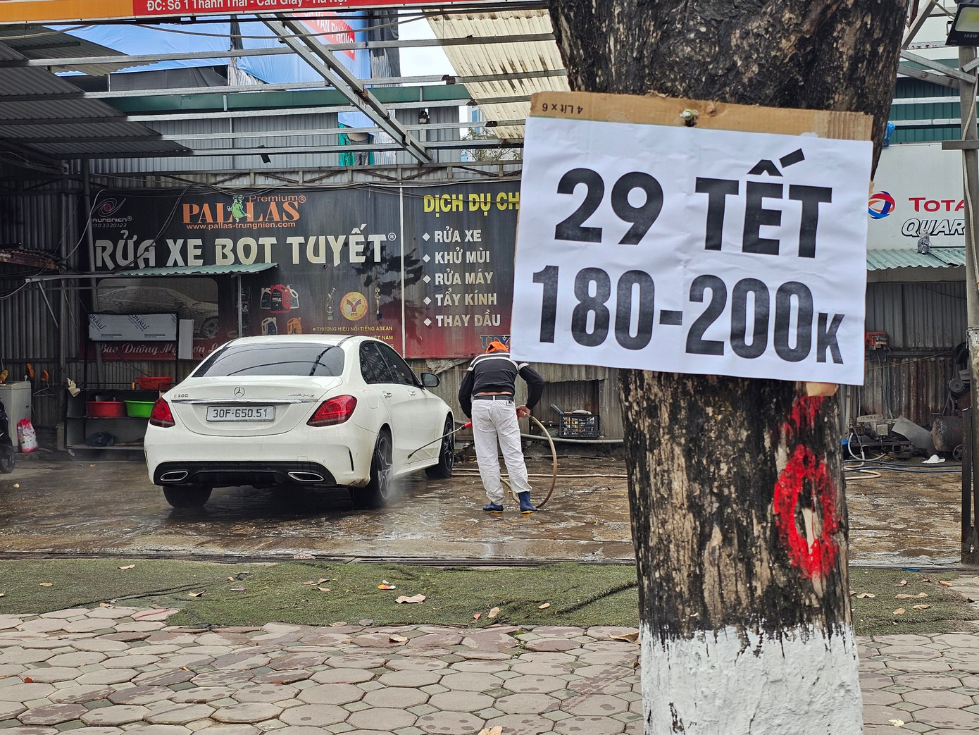 Trong ngày 29 tháng Chạp, giá rửa ô tô "nhảy múa" từ 100.000 đồng lên 200.000 đồng.