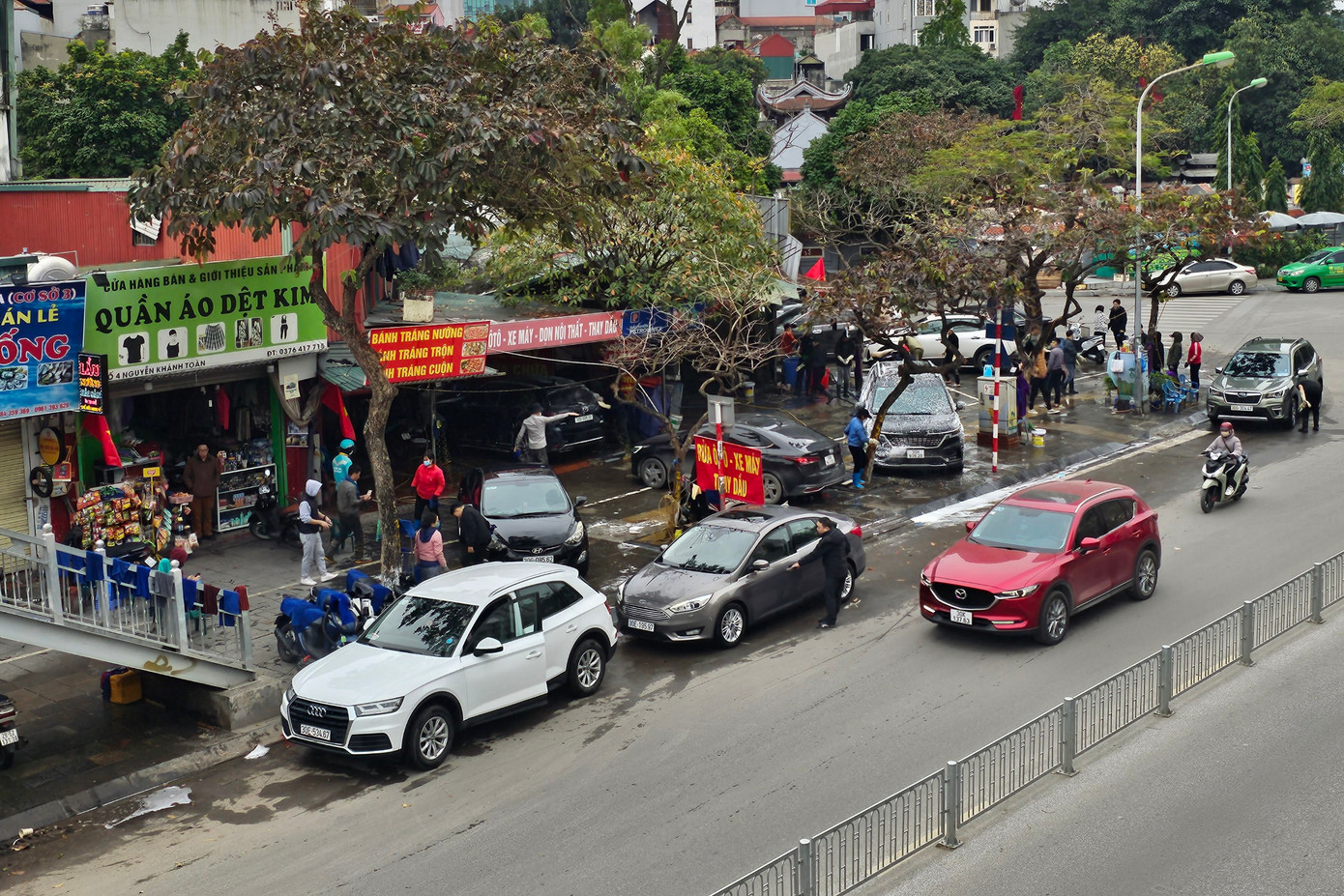 Các hàng rửa xe nhộn nhịp chiều 29 tháng Chạp.