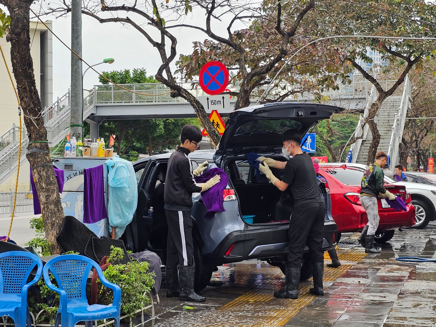 Ngoài rửa xe, nhiều chủ xe còn cho dọn dẹp nội thất, khoang máy, khử mùi, chống chuột... giá từ vài trăm đến tiền triệu.