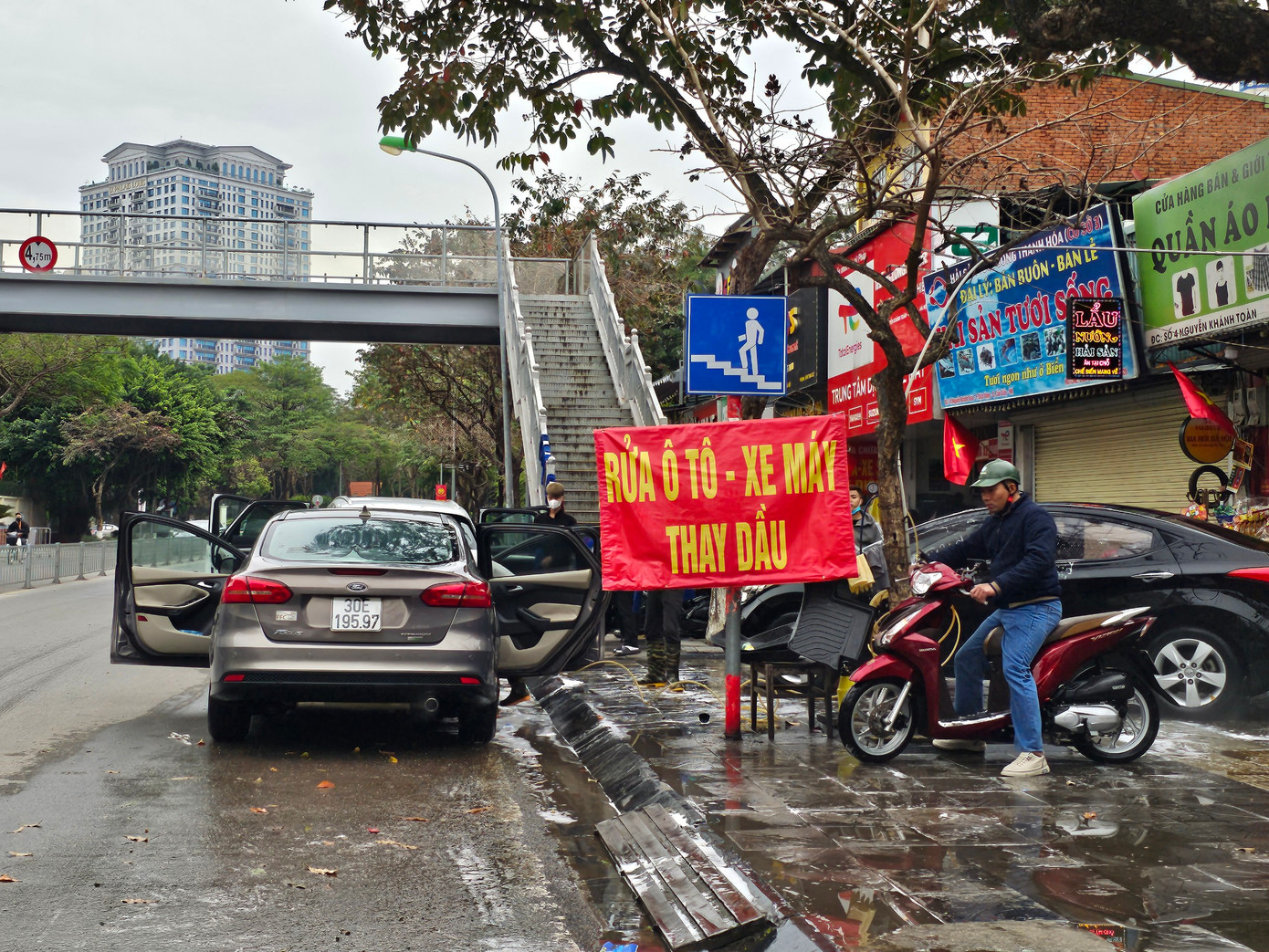 Cận Tết, các điểm dịch vụ chăm sóc ô tô, xe máy trên địa bàn Hà Nội hoạt động hết công suất nhằm đáp ứng nhu cầu của khách hàng.