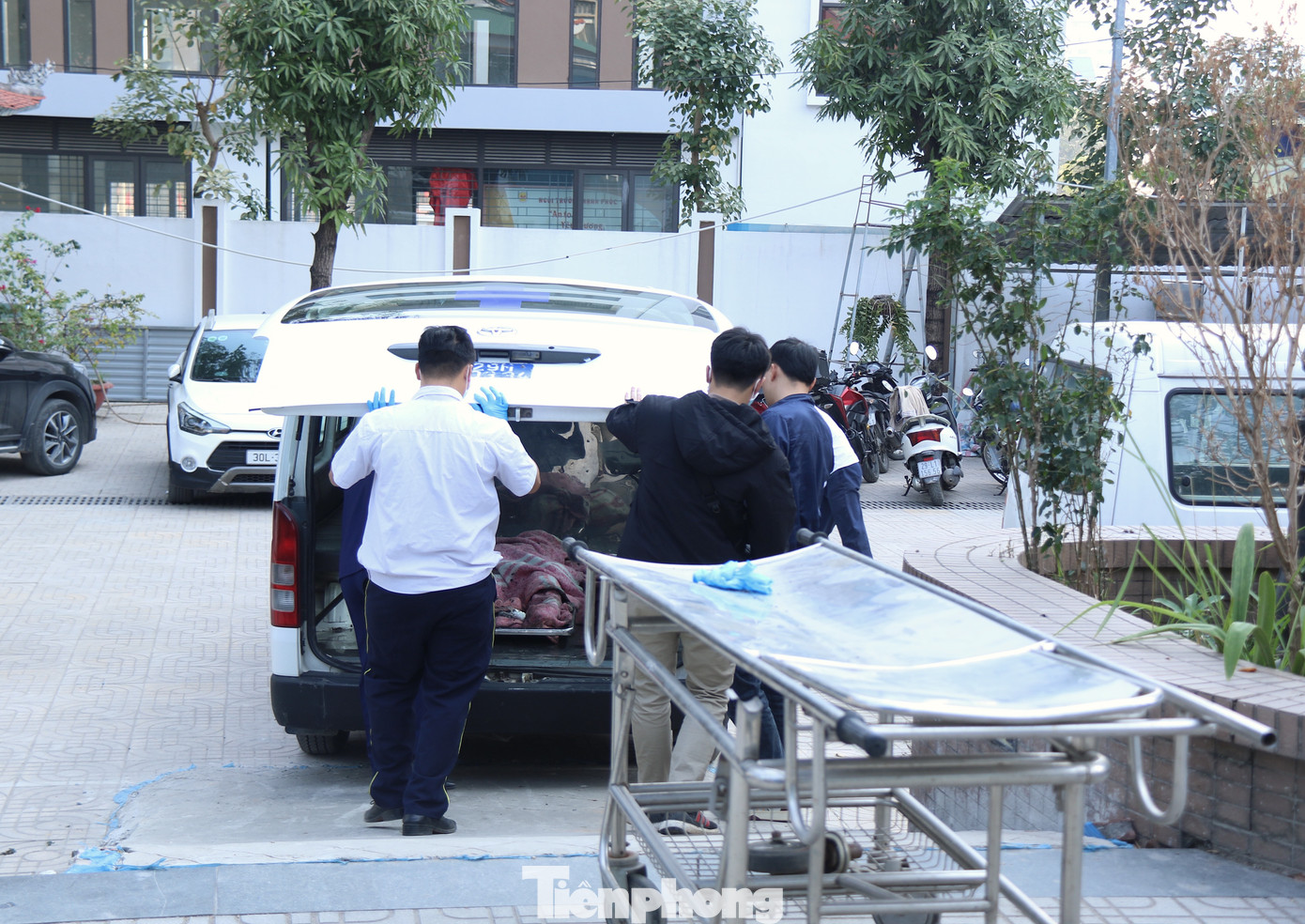 Sáng 19/12, tại nhà tang lễ 198 (Bộ Công an) nhiều người đã có mặt để nhận nạn nhân trong vụ cháy quán hát khiến 11 người tử vong. Cùng lúc này cơ quan chức năng đang khẩn trương các công việc khám nghiệm và làm các thủ tục pháp lý, chờ người nhà nhận diện.