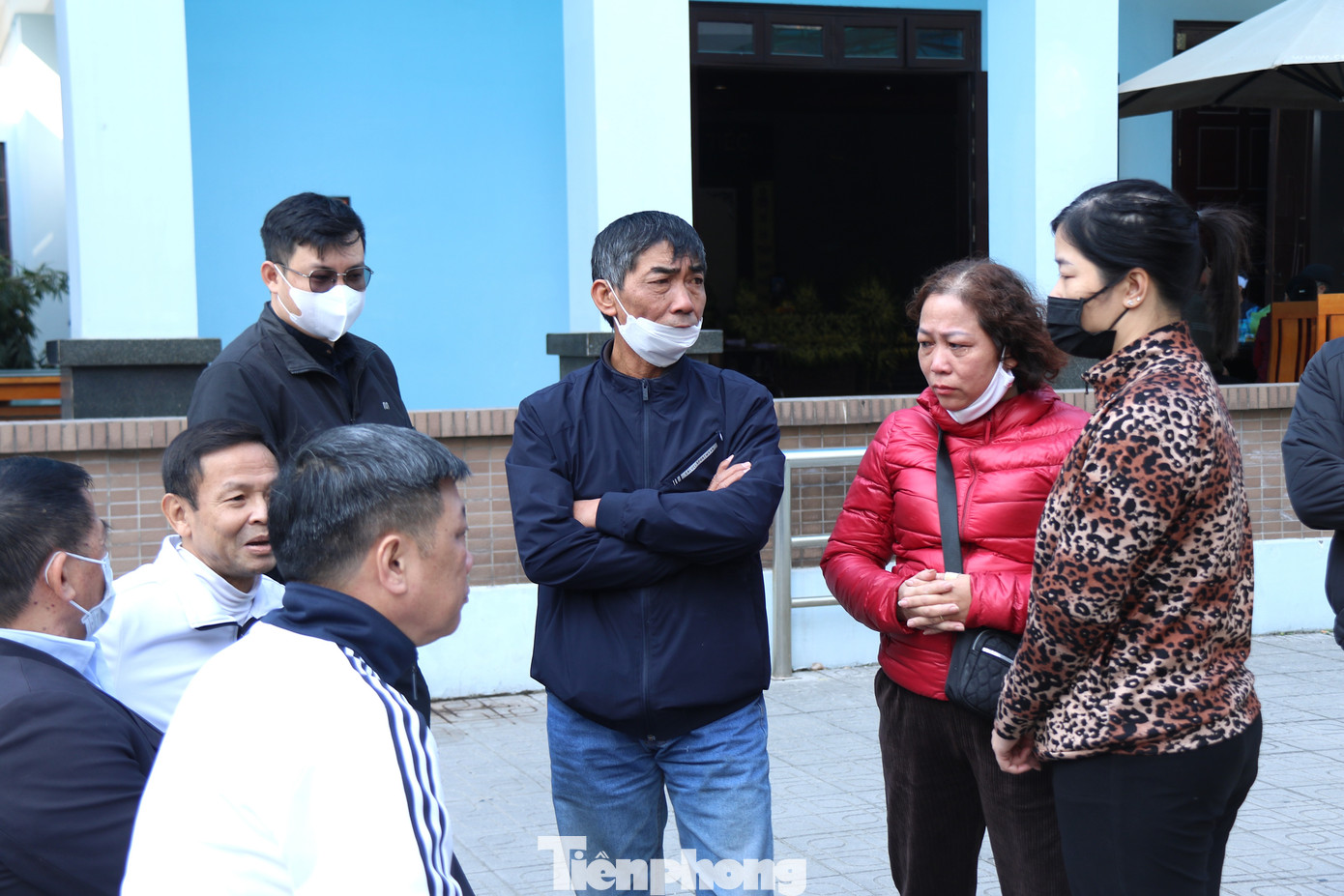 Người nhà của một số nạn nhân trong vụ hỏa hoạn đã có mặt để nhận diện người thân.