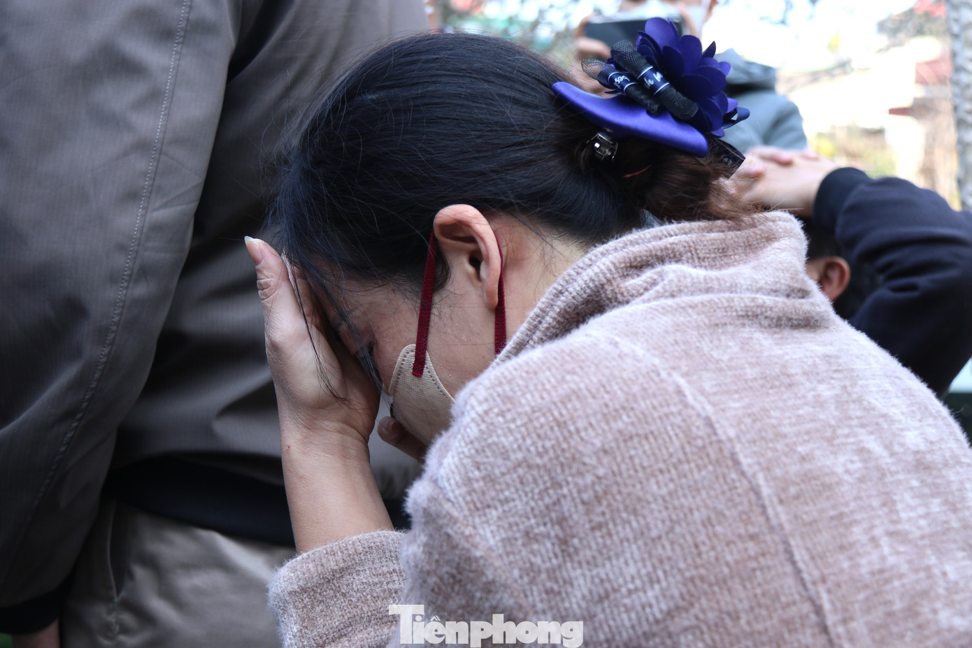 Người nhà của nạn nhân khóc lặng khi không có phép màu cho người thân của họ.