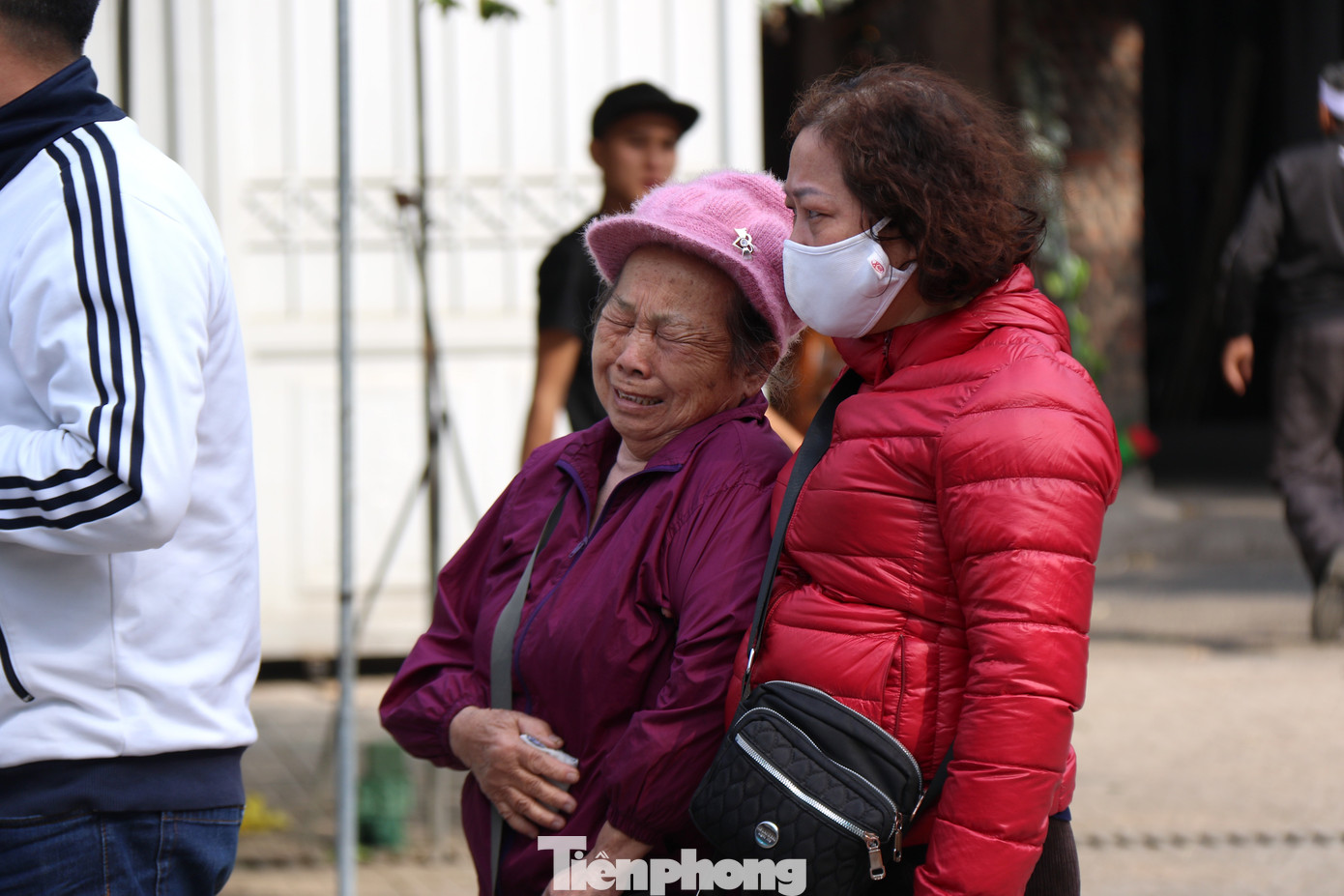 Bước vào nhà tang lễ, người phụ nữ bật khóc và cho biết gia đình bà có 1 người cháu gặp nạn trong vụ cháy. &quot;Cháu nhà tôi sinh năm 1978, sống gần với địa điểm bị cháy. Từ tối qua tới giờ không liên lạc được với cháu nên tới đây tìm. Nhưng đến đây mà vẫn chưa nhận dạng được vì cháy đen hết rồi&quot;, bà nói và cho hay mới nhận tin dữ vào sáng sớm cùng ngày.