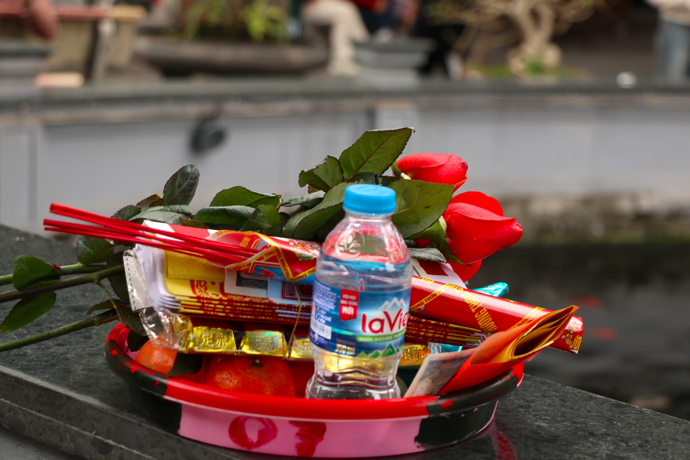 Lễ tạ cuối năm, đa số mọi người đều chuẩn bị hoa quả, bánh trái, sớ, tiền vàng... cho mỗi mâm lễ. Với lễ tạ cầu tình duyên, mâm lễ dâng hương thường không thể thiếu hoa hồng đỏ và trầu têm cánh phượng.