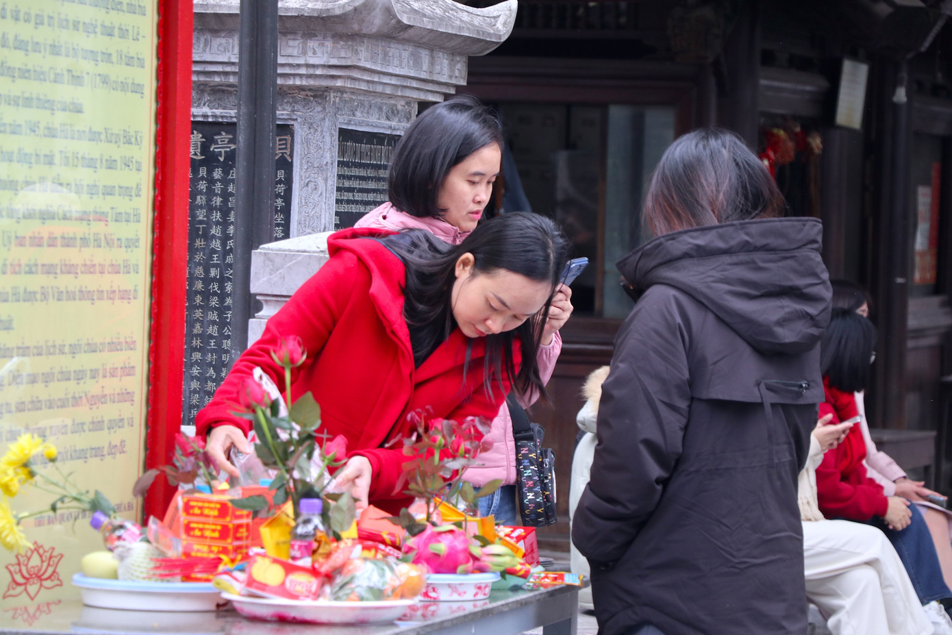 Hôm nay 25/1, dù thời tiết lạnh buốt nhưng rất nhiều bạn trẻ đã đến Chùa Hà (Hà Nội) làm lễ tạ ơn và cầu bình an, hạnh phúc trong ngày Rằm cuối cùng của năm 2023 Âm lịch.