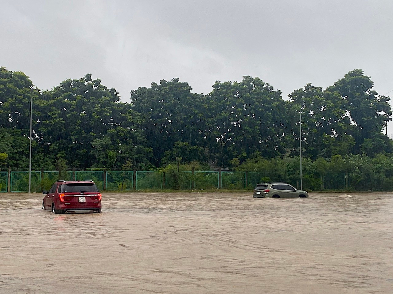 Nhiều ô tô chết máy trước khu vực cổng chào Thiên đường Bảo Sơn. Anh Hải Nam (SN 1979) cho biết, biết đoạn đường này cứ mưa là ngập. Thế nên hôm nay, anh đi làm từ 6h30 từ nhà ở An Khánh lên nội đô Hà Nội. Nhưng đến khu vực này, anh không thể di chuyển, xe chết máy và phải chờ xe cứu hộ.