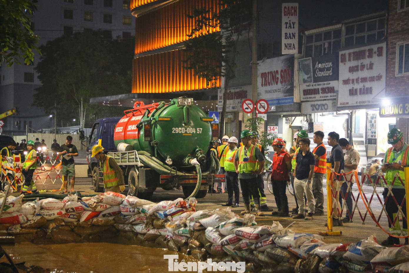 Được biết, ban đầu miệng hố bùn chỉ phun nhẹ, nhưng sau khoảng 10-15 phút đã phun cao khoảng 50-60cm. Khu vực này nằm trong phạm vi thi công đoạn ngầm tuyến đường sắt đô thị Nhổn - ga Hà Nội. Ngay khi bùn bắt đầu phun, các hộ kinh doanh xung quanh đã phải đóng cửa và di tản. Đến gần 20h hôm nay, một số vị trí phun bùn nhão lên mặt đường tại đây vẫn tiếp diễn ra. Khu vực vỉa hè số nhà 25H cũng xuất hiện một lỗ phun trào nhỏ theo mạch của gạch vỉa hè.