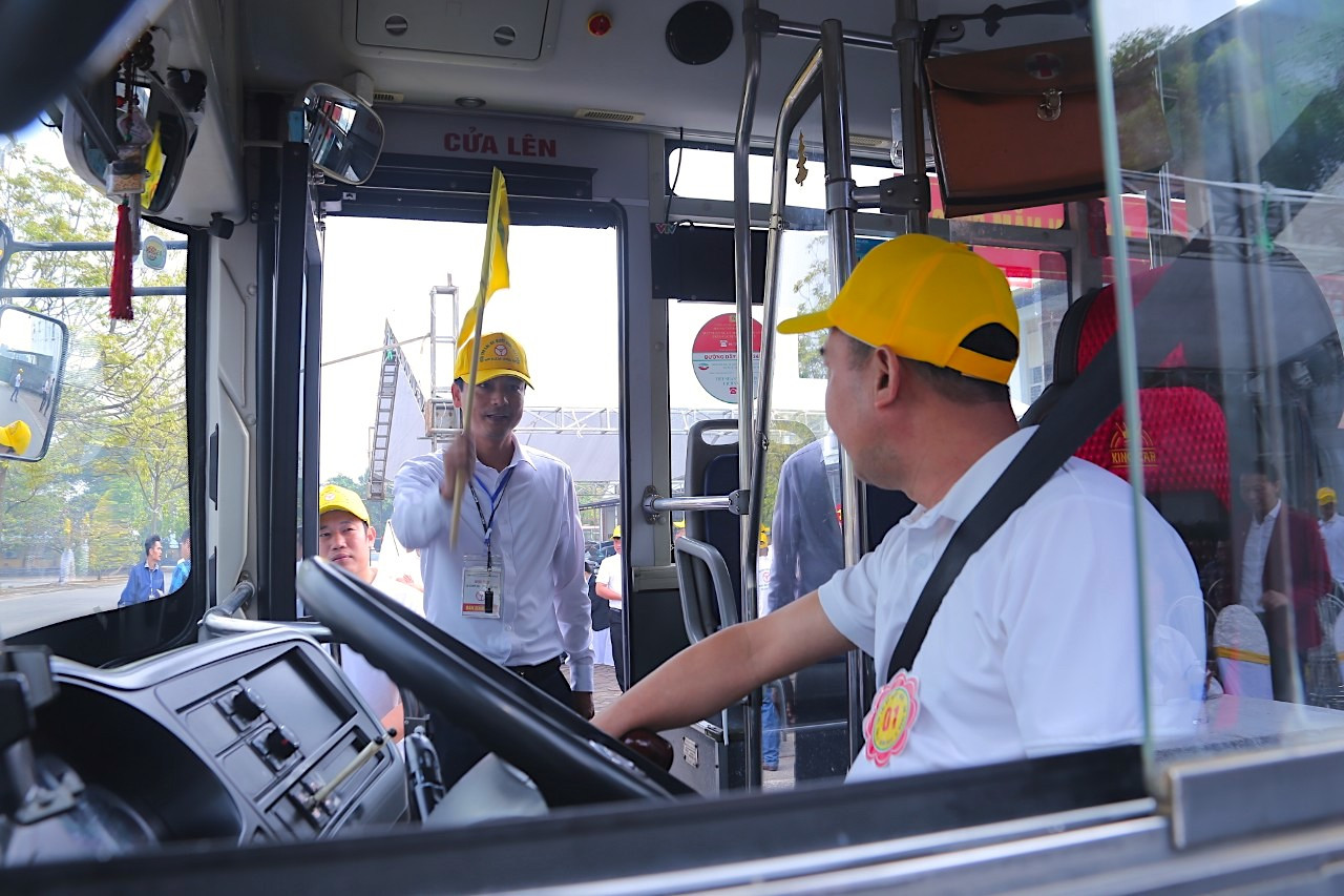 Tài xế nhận "lệnh" xuất phát, bắt đầu bài thi.