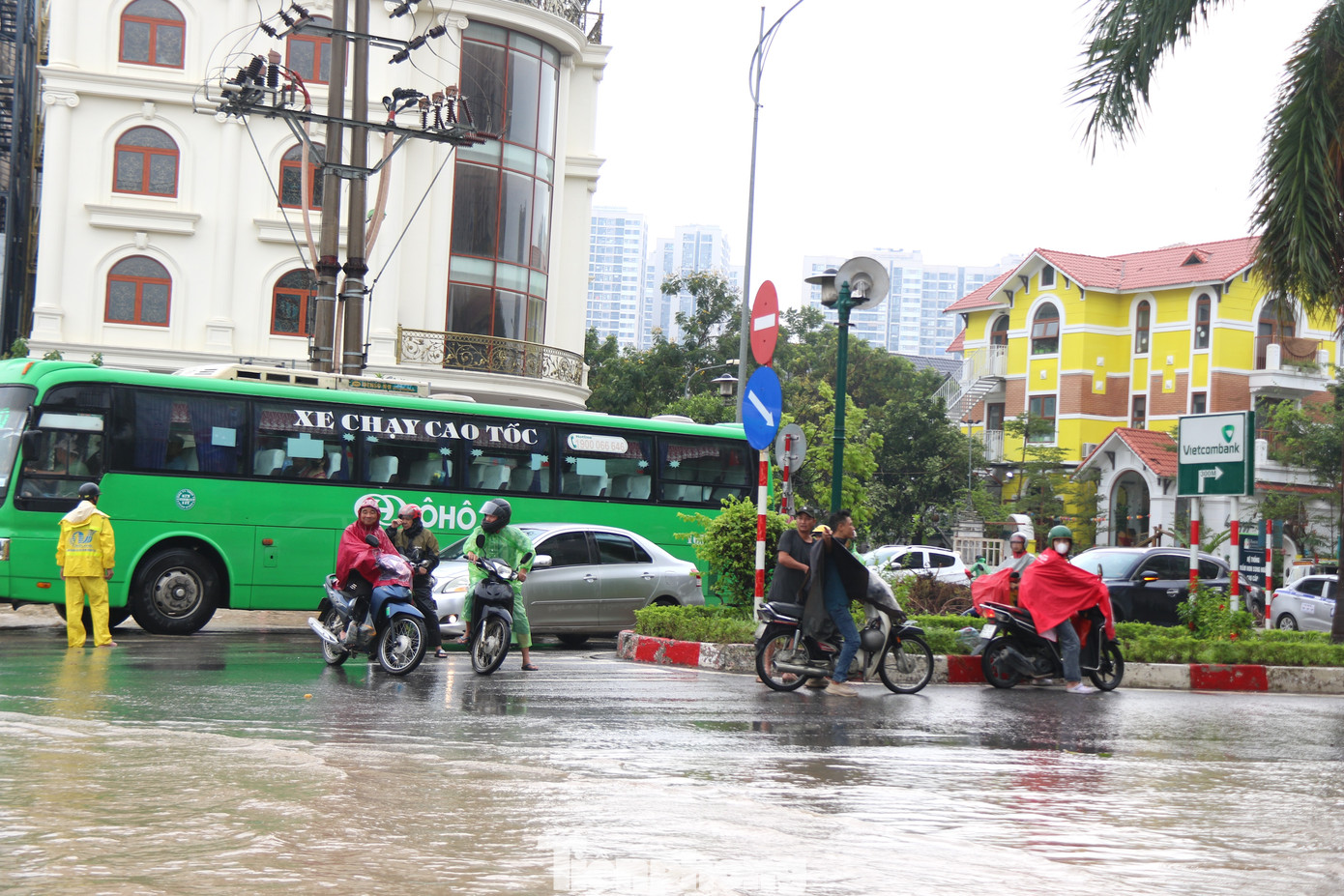 Nhiều người quay đầu xe khi biết đoạn đường phía trước ngập sâu. Cảnh sát giao thông, nhân viên thoát nước đứng ra phân làn, cho xe máy đi lên đại lộ.