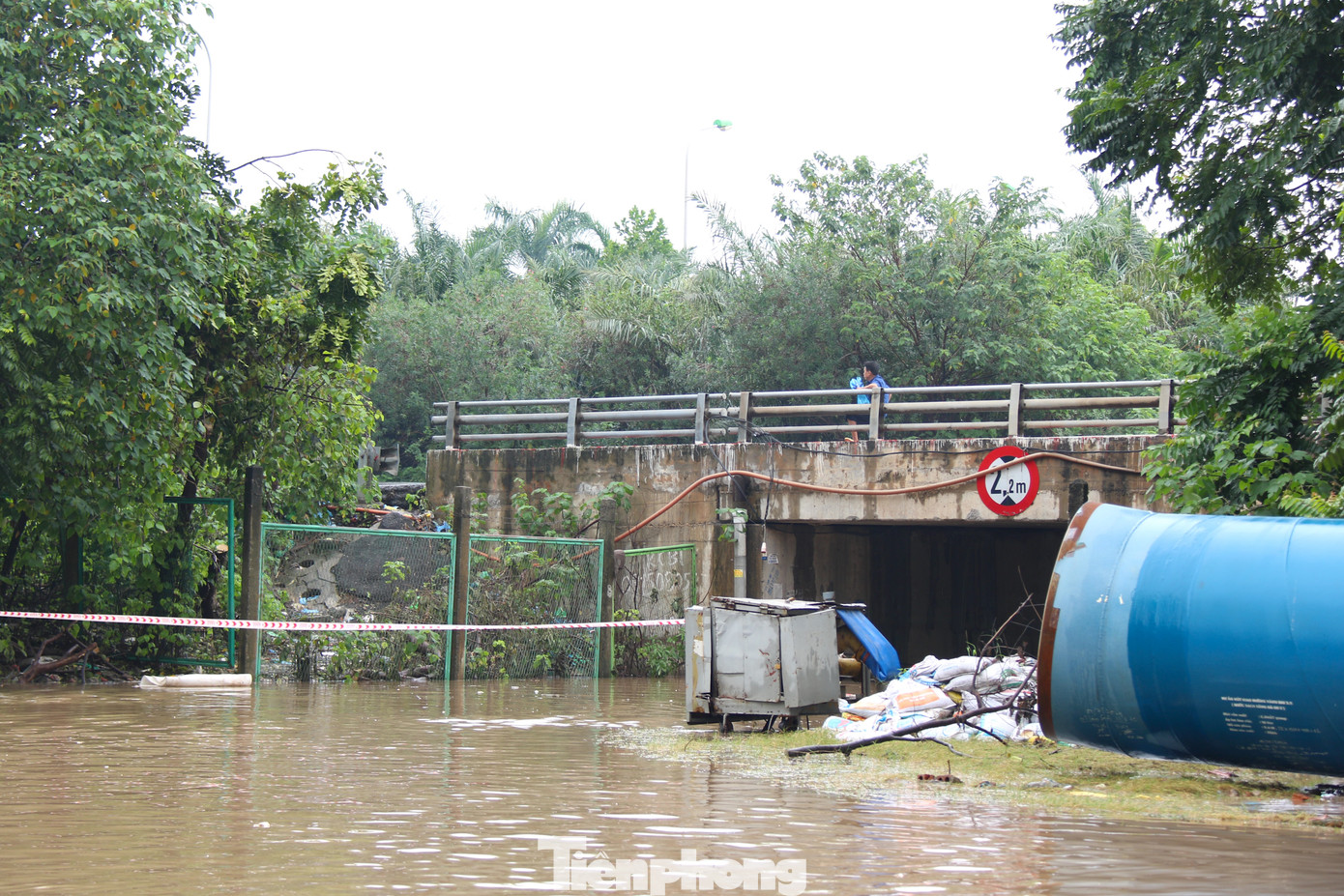 Trên đường gom, các hầm chui số 3, 5, Km9+656 nước ngập sâu phải cấm hoàn toàn các phương tiện đi qua.