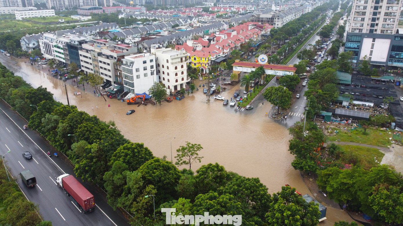 Tới thời điểm hiện tại, dù mưa lớn đã ngớt dần, nhưng khu vực km số 8 (gần Thiên đường Bảo Sơn) tại đường gom Đại lộ Thăng Long vẫn ngập nặng.