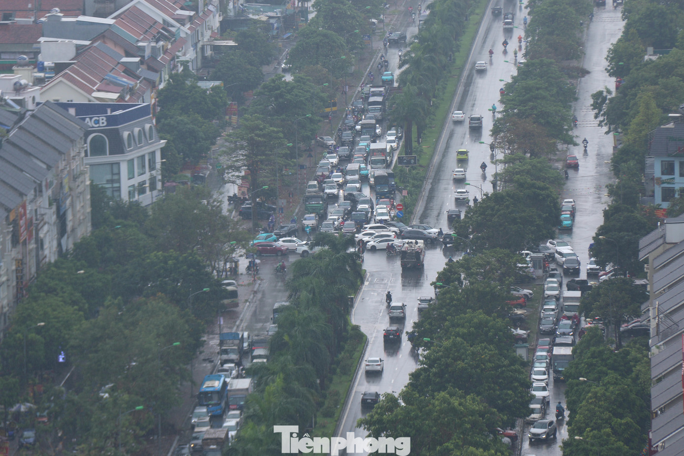 Vì các phương tiện quay đầu nhiều nên đường Hoàng Tùng hướng đi Hà Đông ùn tắc từ 6 rưỡi sáng.