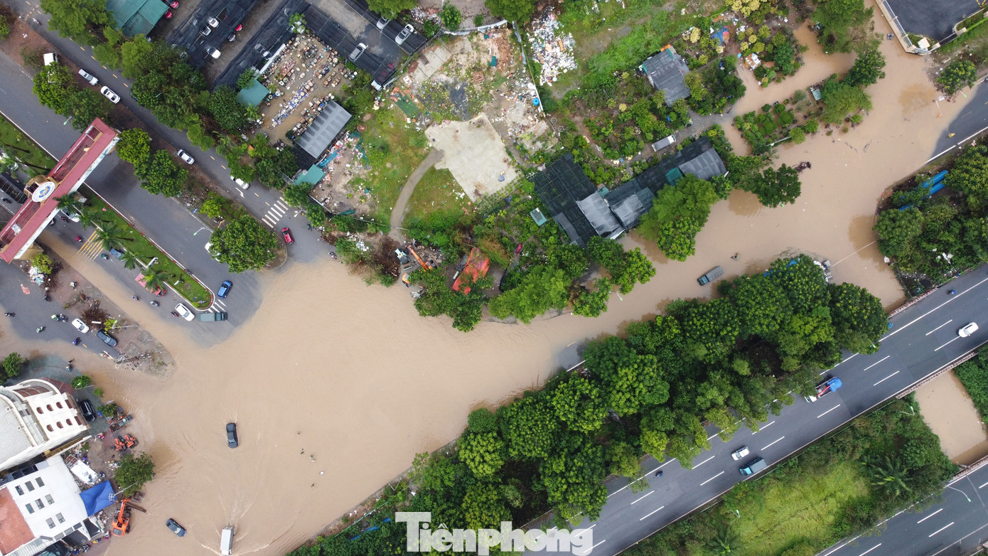 Đường gom đại lộ Thăng Long khu vực cổng chào Thiên đường Bảo Sơn và hầm chui số 3 thường xuyên ngập sâu mỗi khi khu vực có mưa lớn.