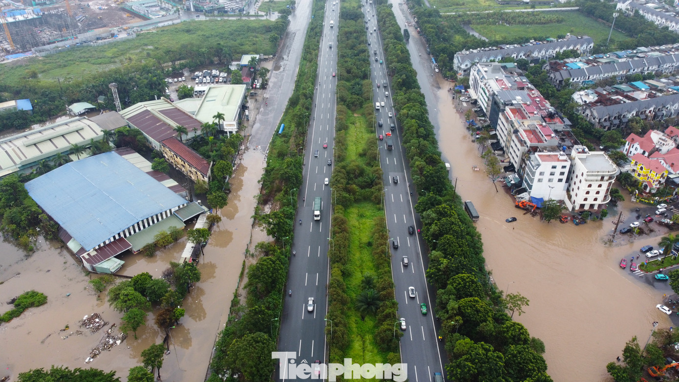 Đợt mưa lớn đêm ngày 16/9 khiến nhiều tuyến đường ở Đại lộ Thăng Long ngập sâu.