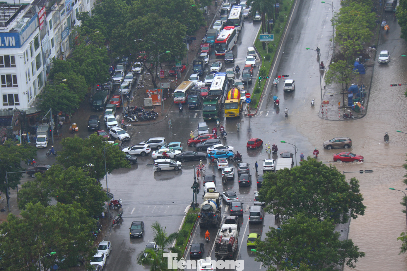 Nước ngập khiến các phương tiện di chuyển khó khăn sang khu vực Nam An Khánh, Vinsmart City.