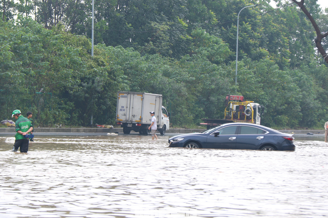 Không ít phương tiện cố nổ máy tăng ga để phóng qua đoạn ngập nhưng gần như đều "chết" giữa chừng.