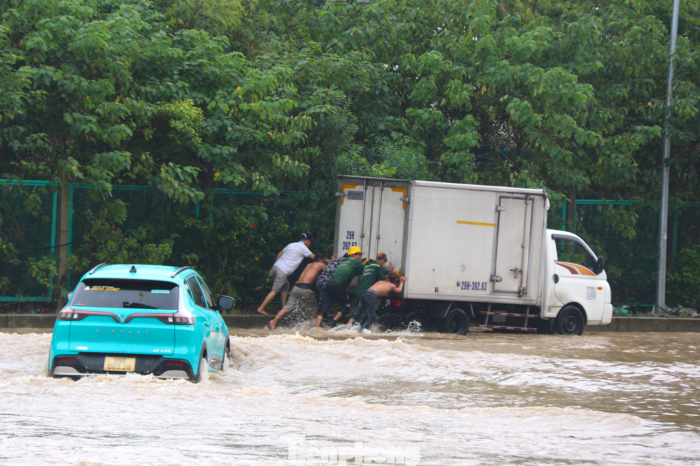 Tại những khu vực ngập, nhiều dịch vụ hỗ trợ các phương tiện bị chết máy "nở rộ" như đẩy xe chết máy, kéo xe và sửa xe qua đoạn ngập.