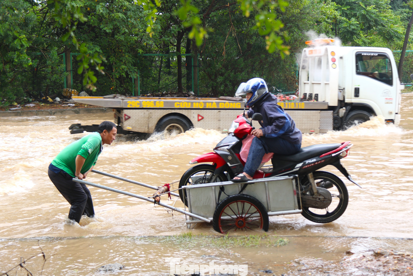 Các phương tiện xe kéo "hái" ra tiền những ngày mưa ngập.