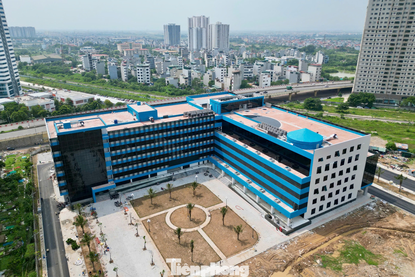 Dự án xây dựng Bệnh viện Nhi Hà Nội - giai đoạn 1 tại phường Yên Nghĩa, quận Hà Đông có tổng mức đầu tư gần 785 tỉ đồng, khởi công đầu năm 2023. Dự án được xây dựng trên khu đất có tổng diện tích 67.863m2, gồm 1 khối nhà cao 6 tầng có 2 đơn nguyên (1A và 1B).