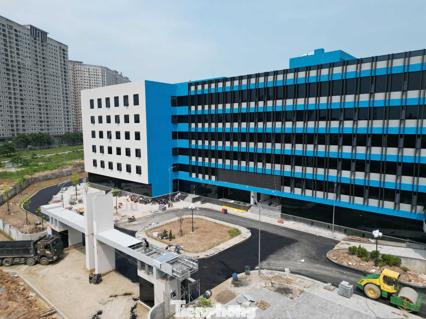 Hiện, ban quản lý dự án đang đẩy nhanh tiến độ, đôn đốc các đơn vị liên quan triển khai thi công, lắp đặt thiết bị hoàn thiện công trình để dự kiến treo biển khánh thành trước ngày 10/10 để kỷ niệm 70 năm ngày Giải phóng Thủ đô.