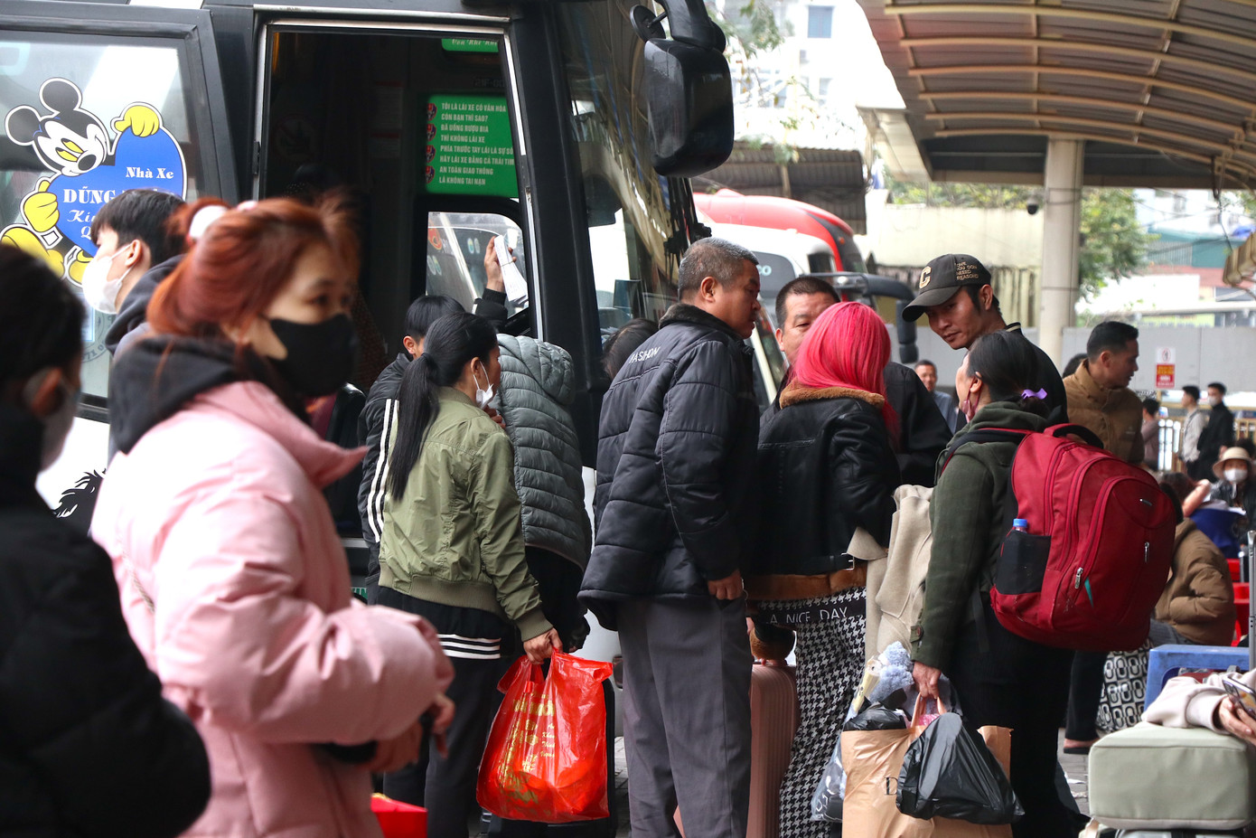 Từ đầu giờ chiều 7/2 (tức 28 âm lịch), tại các bến xe ở Hà Nội, dòng người đổ về mỗi lúc một đông. Trong đó, bến xe Mỹ Đình ghi nhận lượng khách và xe xuất bến tăng cao.