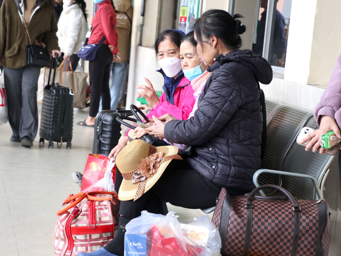 Hàng dài khách chờ được lên xe.