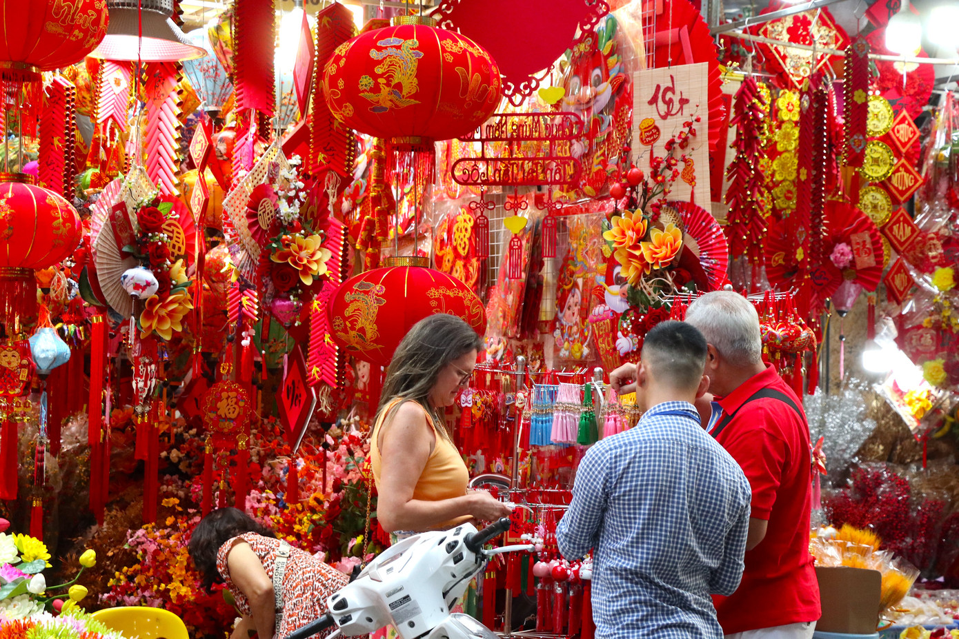 Những sản phẩm trang trí truyền thống ngày Tết cũng được nhiều du khách nước ngoài quan tâm, mua sắm.