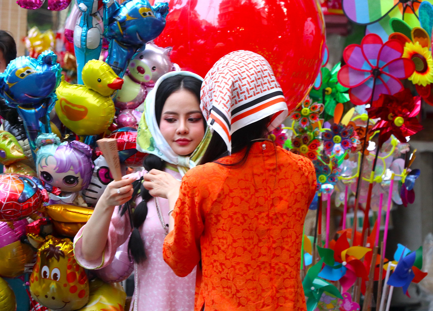 Tranh thủ chụp ảnh sớm cùng những bộ áo dài Tết trong dịp ra Thủ đô, bạn Trà My (TPHCM) chia sẻ: “Hà Nội những ngày cận Tết rất đẹp, mình cũng tranh thủ thời gian này chưa bận rộn để ra đây tận hưởng không khí và chụp ảnh mặc áo dài tại một số địa điểm nổi tiếng. Gần Tết bận lắm, công việc cuối năm cùng với sắm sửa và chuẩn bị về quê đón Tết. Lúc ấy không còn rảnh rang để có những bức hình đẹp được."