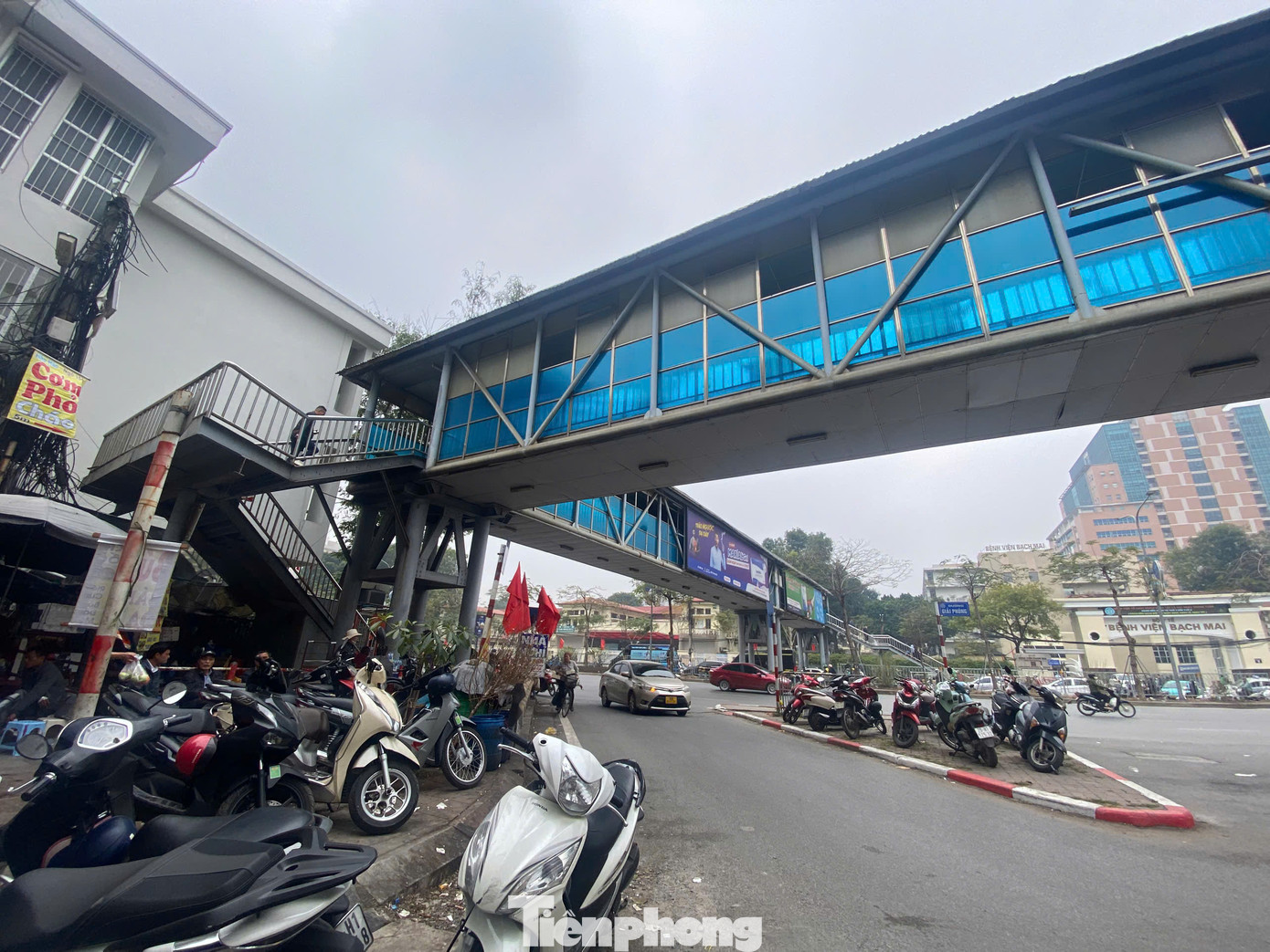 Cầu vượt đi bộ nhếch nhác khi bị chiếm dụng thành bãi gửi xe và kinh doanh ăn uống. Cầu vượt đi bộ nhếch nhác khi bị chiếm dụng thành bãi gửi xe và kinh doanh ăn uống.