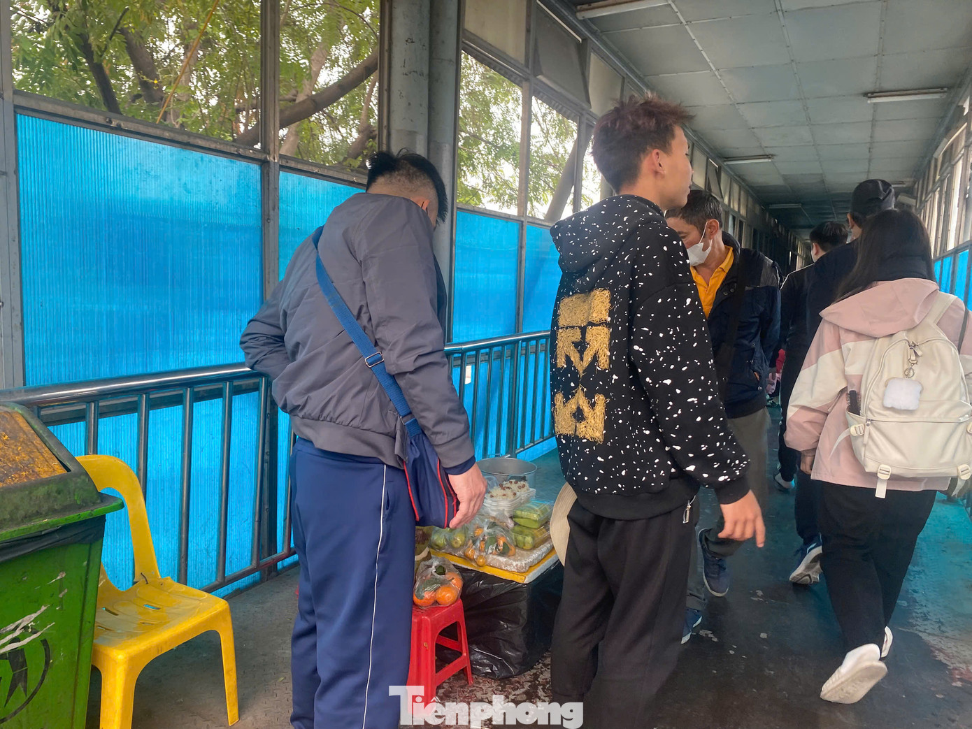 Hơn tuần nay, anh Hải Long (Nam Định) thường xuyên di chuyển qua cầu vượt để mua đồ ăn cho người nhà đang chữa bệnh tại Bệnh viện Bạch Mai. Anh Long bức xúc: "Hàng ngày tôi đi qua đây đều rất khó chịu với những lời mời mọc từ các hàng quán dọc cầu vượt. Mỗi khi giờ cao điểm buổi sáng và trưa khi sinh viên tan học, người qua đây đông gần như cầu bị tắc bởi một nửa đường đi đã bị các hàng quán chiếm dụng mất rồi". Hơn tuần nay, anh Hải Long (Nam Định) thường xuyên di chuyển qua cầu vượt để mua đồ ăn cho người nhà đang chữa bệnh tại Bệnh viện Bạch Mai. Anh Long bức xúc: "Hàng ngày tôi đi qua đây đều rất khó chịu với những lời mời mọc từ các hàng quán dọc cầu vượt. Mỗi khi giờ cao điểm buổi sáng và trưa khi sinh viên tan học, người qua đây đông gần như cầu bị tắc bởi một nửa đường đi đã bị các hàng quán chiếm dụng mất rồi".