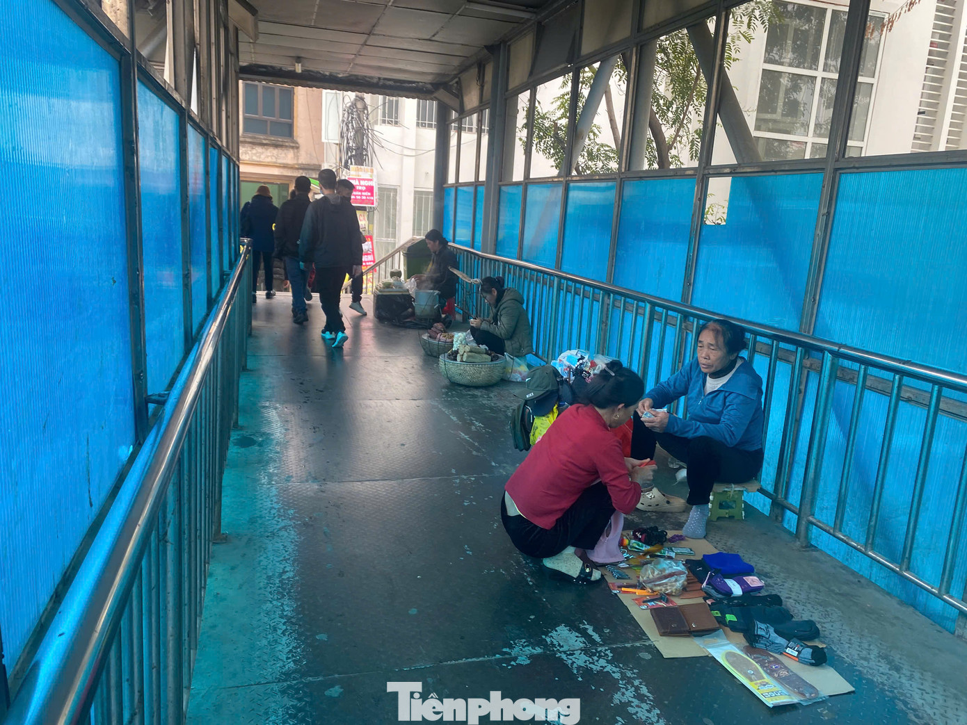 Trên trục đường Giải Phóng - Lê Thanh Nghị, trước cổng bệnh viện Bạch Mai, dọc lối đi trên cầu đi bộ là khoảng 6 - 7 gánh hàng ngồi la liệt, chiếm hết lối của người đi bộ. Trên trục đường Giải Phóng - Lê Thanh Nghị, trước cổng bệnh viện Bạch Mai, dọc lối đi trên cầu đi bộ là khoảng 6 - 7 gánh hàng ngồi la liệt, chiếm hết lối của người đi bộ.