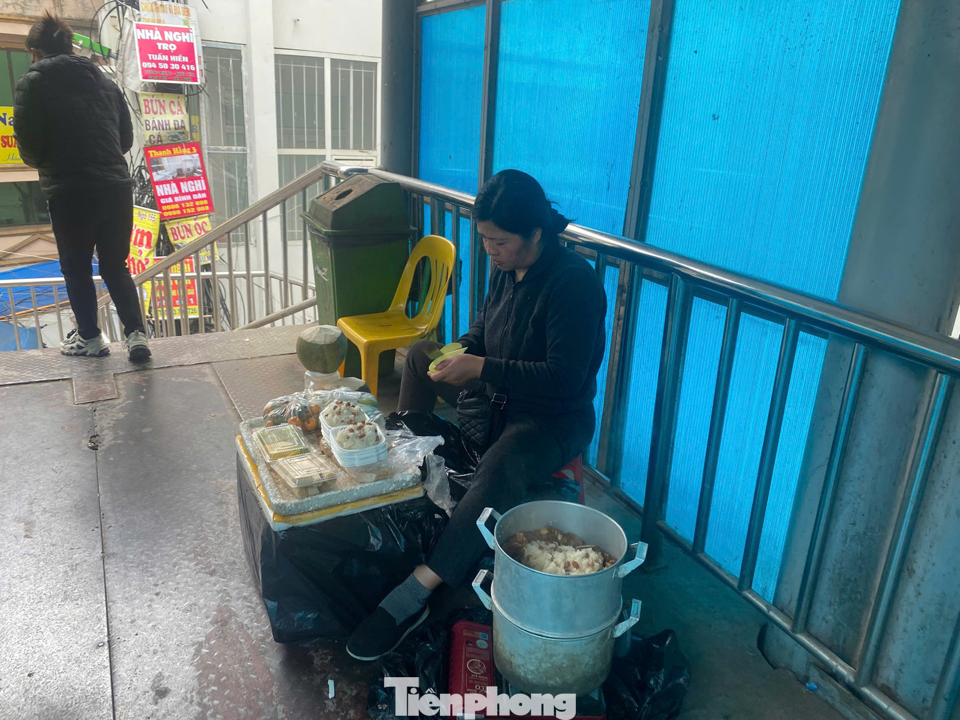 Nhiều tiểu thương còn mang cả bếp gas mini để chế biến thức ăn phục vụ cho hoạt động kinh doanh. Nhiều tiểu thương còn mang cả bếp gas mini để chế biến thức ăn phục vụ cho hoạt động kinh doanh.