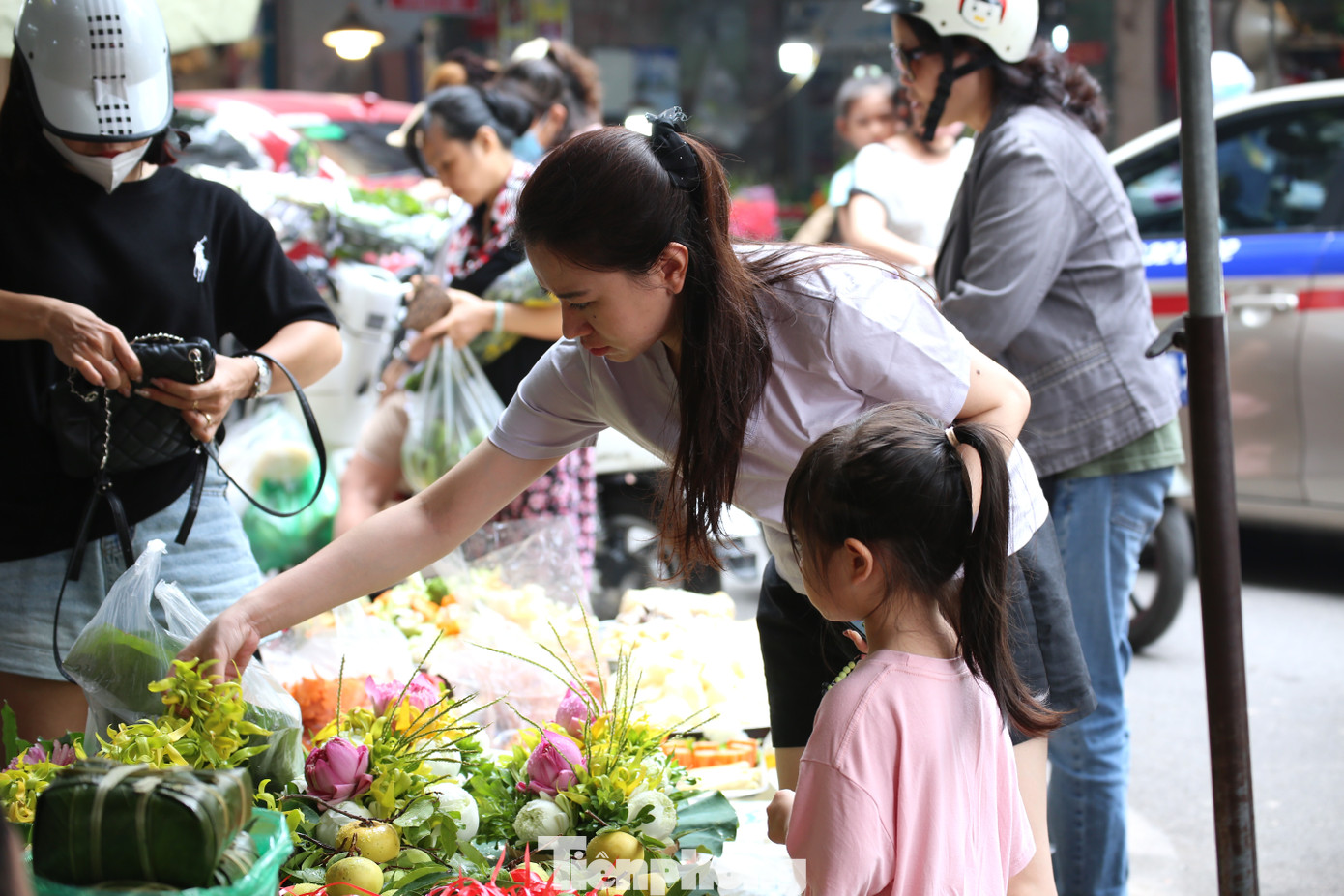 Rằm tháng 7 là một trong những dịp lễ quan trọng trong đời sống tâm linh của người Việt. Vào dịp này, các gia đình thường chuẩn bị lễ cúng để dâng lên bày tỏ lòng biết ơn đối với các bậc sinh thành, ông bà, tổ tiên đã khuất.