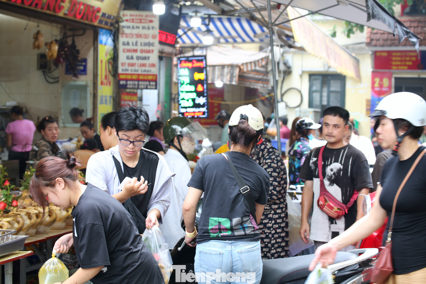 Ngày 14/7 Âm lịch, chợ hàng Bè đã tấp nập khách mua bán. Những món ăn truyền thống và nổi tiếng ở đây lại được bày biện khéo léo và rất đắt hàng như gà cánh tiên ngậm hoa hồng, chim quay, canh bóng nấu mọc, xôi đủ loại…