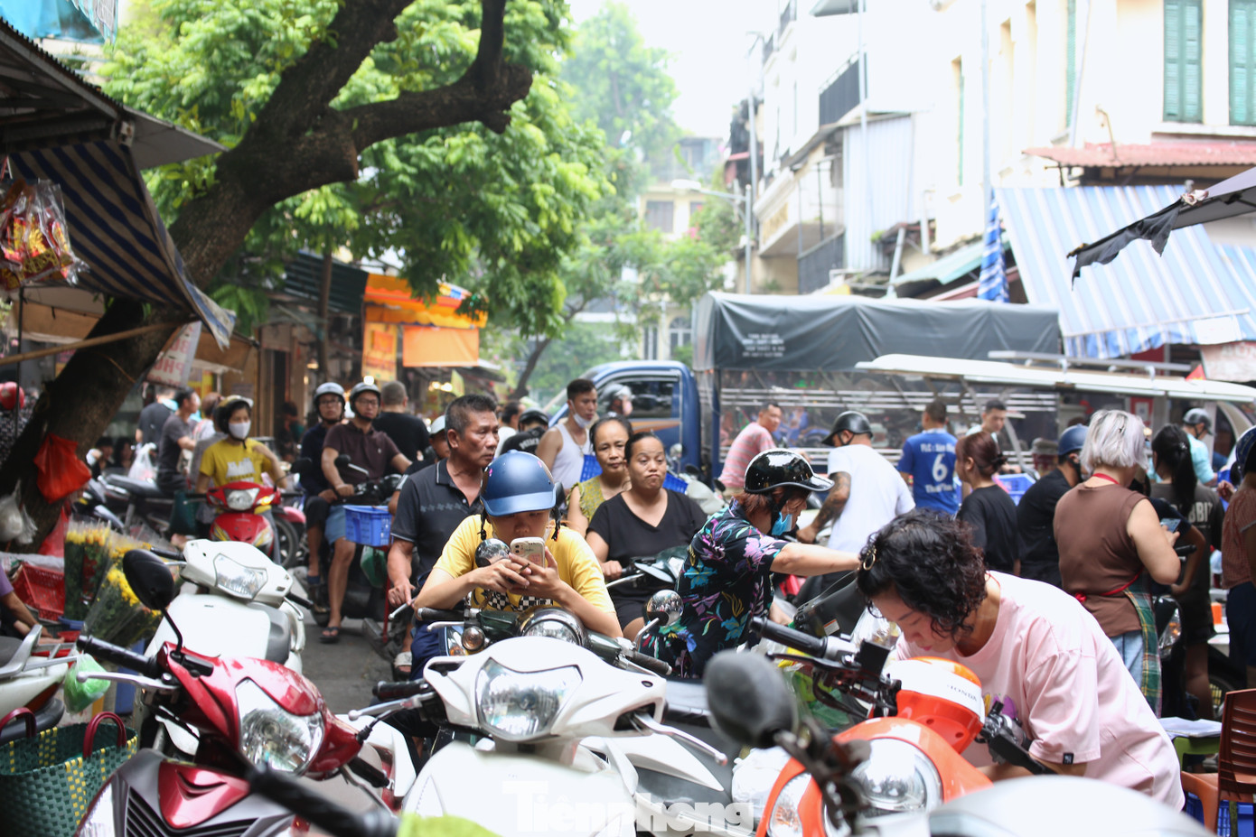 Bất chấp giá những mặt hàng trên không hề rẻ, thậm chí đắt hơn nhiều so với những nơi khác nhiều người vẫn sẵn sàng bỏ tiền mua vì chất lượng luôn thuộc hàng "thượng thừa".