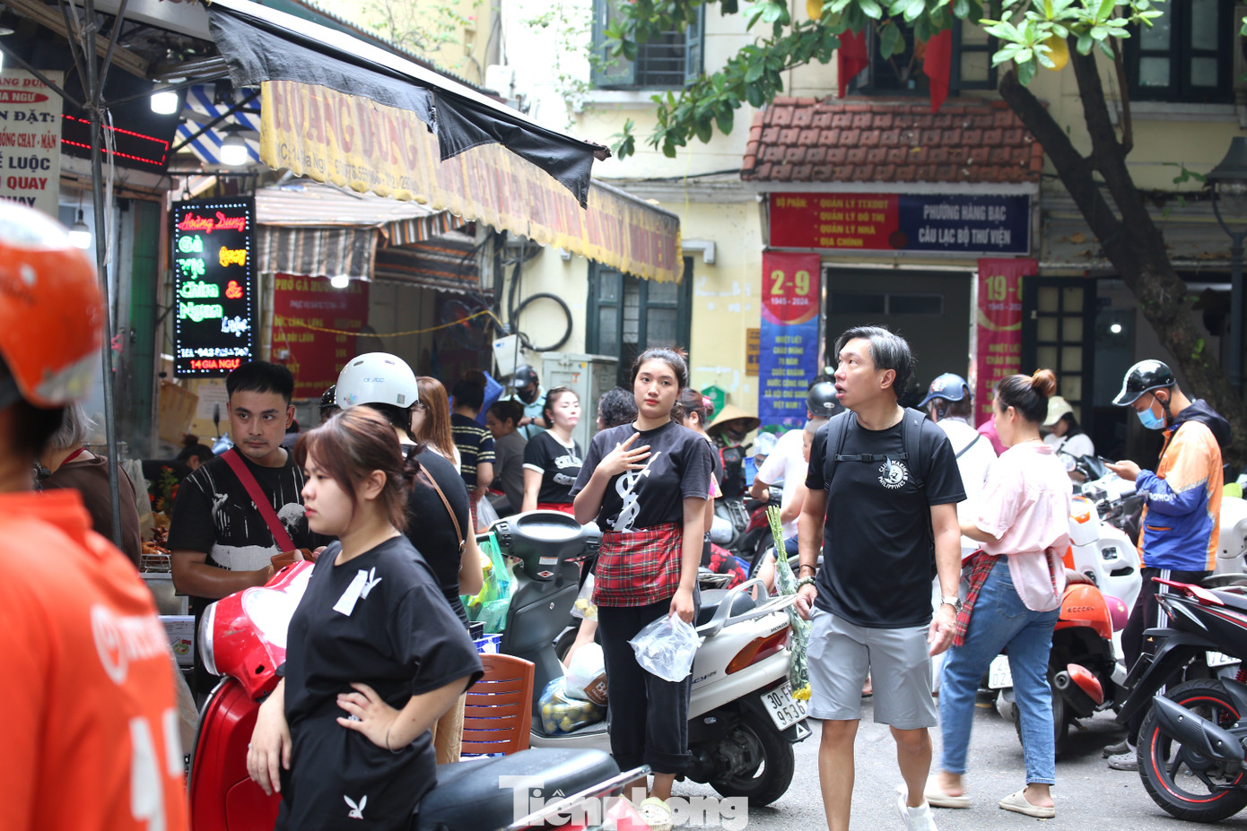 Nhiều người chen chân để chọn được đồ lễ ưng ý.