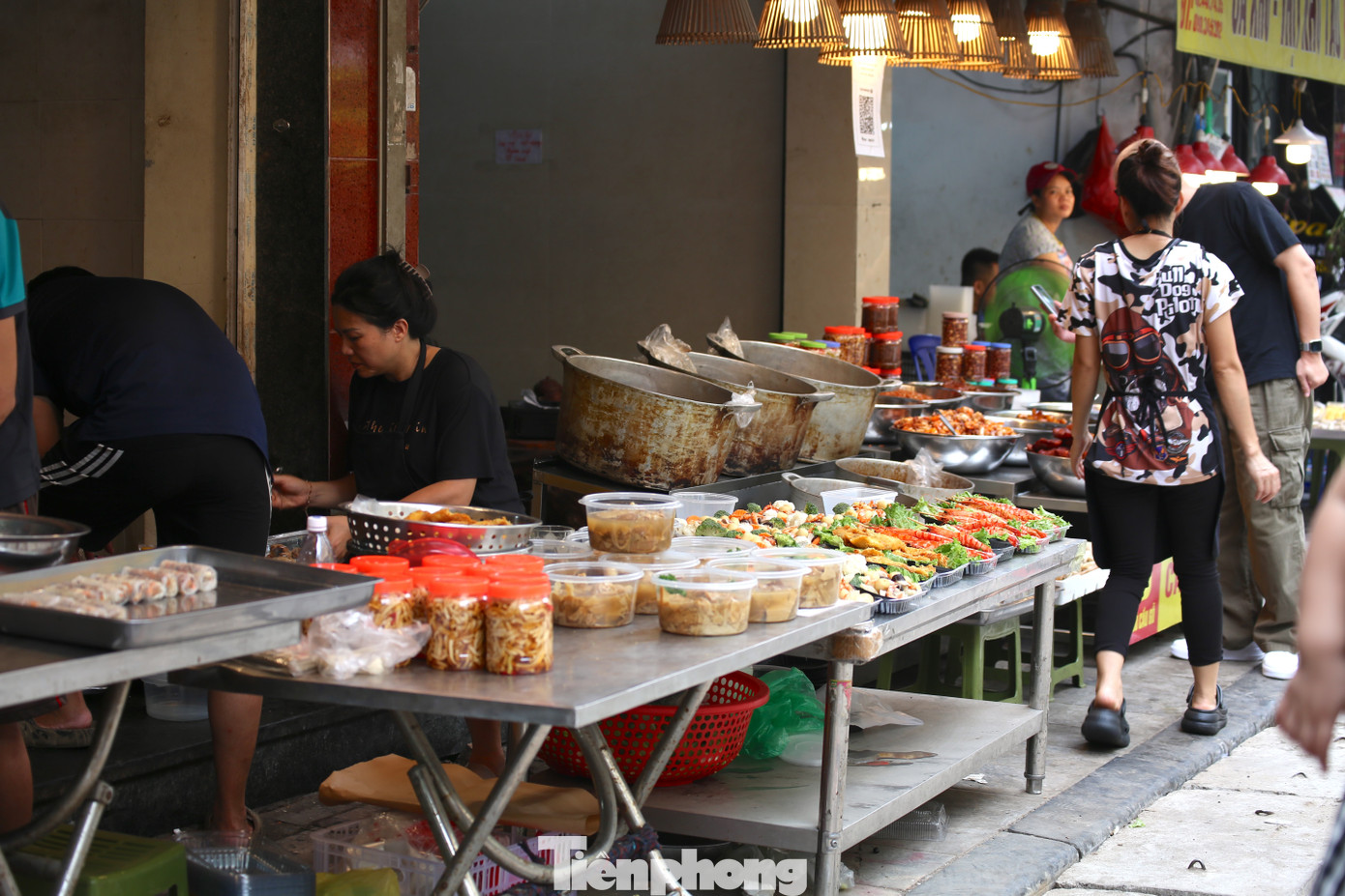 Đa dạng món ăn tại chợ.