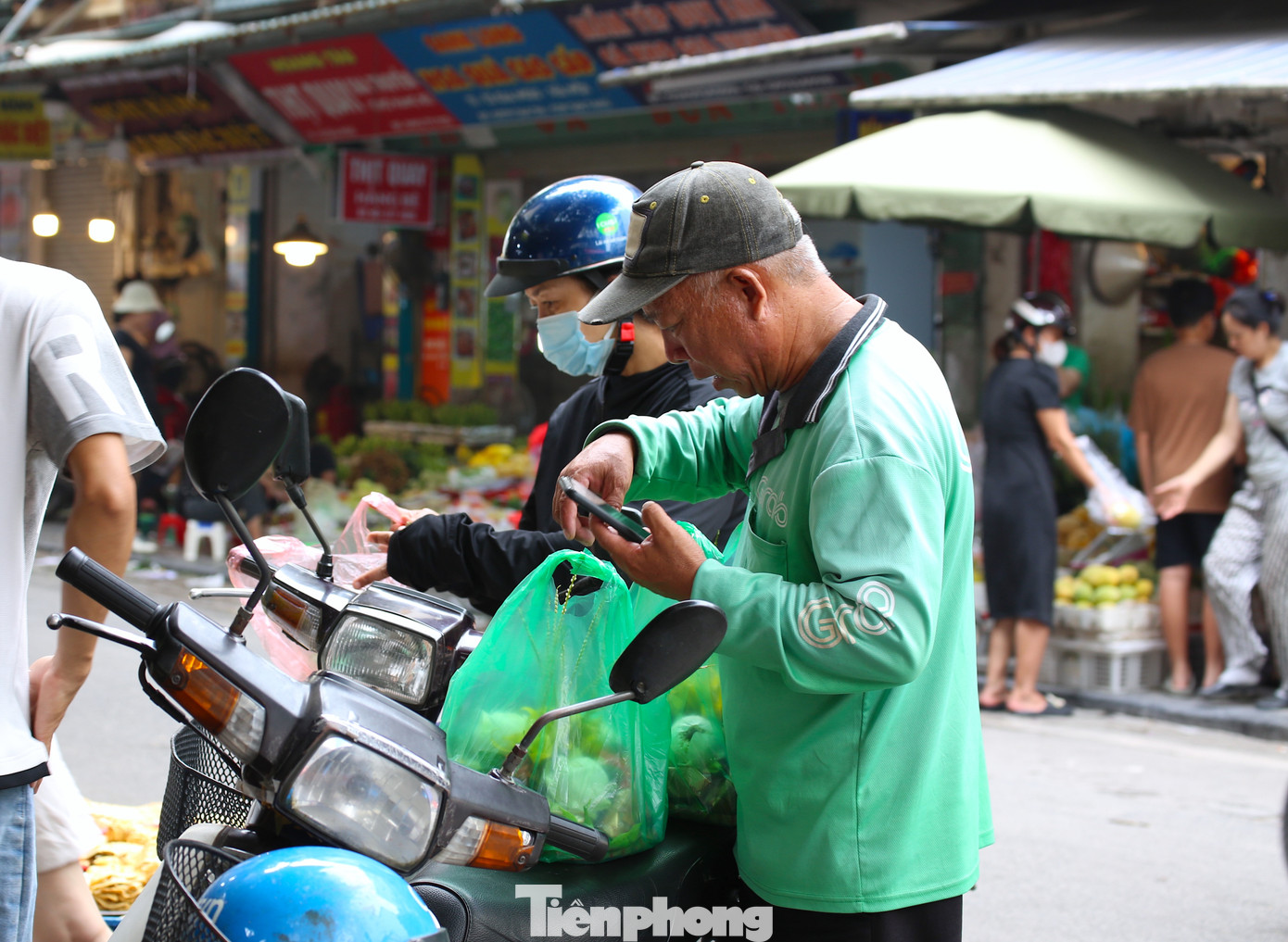 Nhiều người đặt ship đồ lễ đến tận nhà, vì trong thời gian đó họ cũng đang chuẩn bị lễ vật khác để cúng rằm.