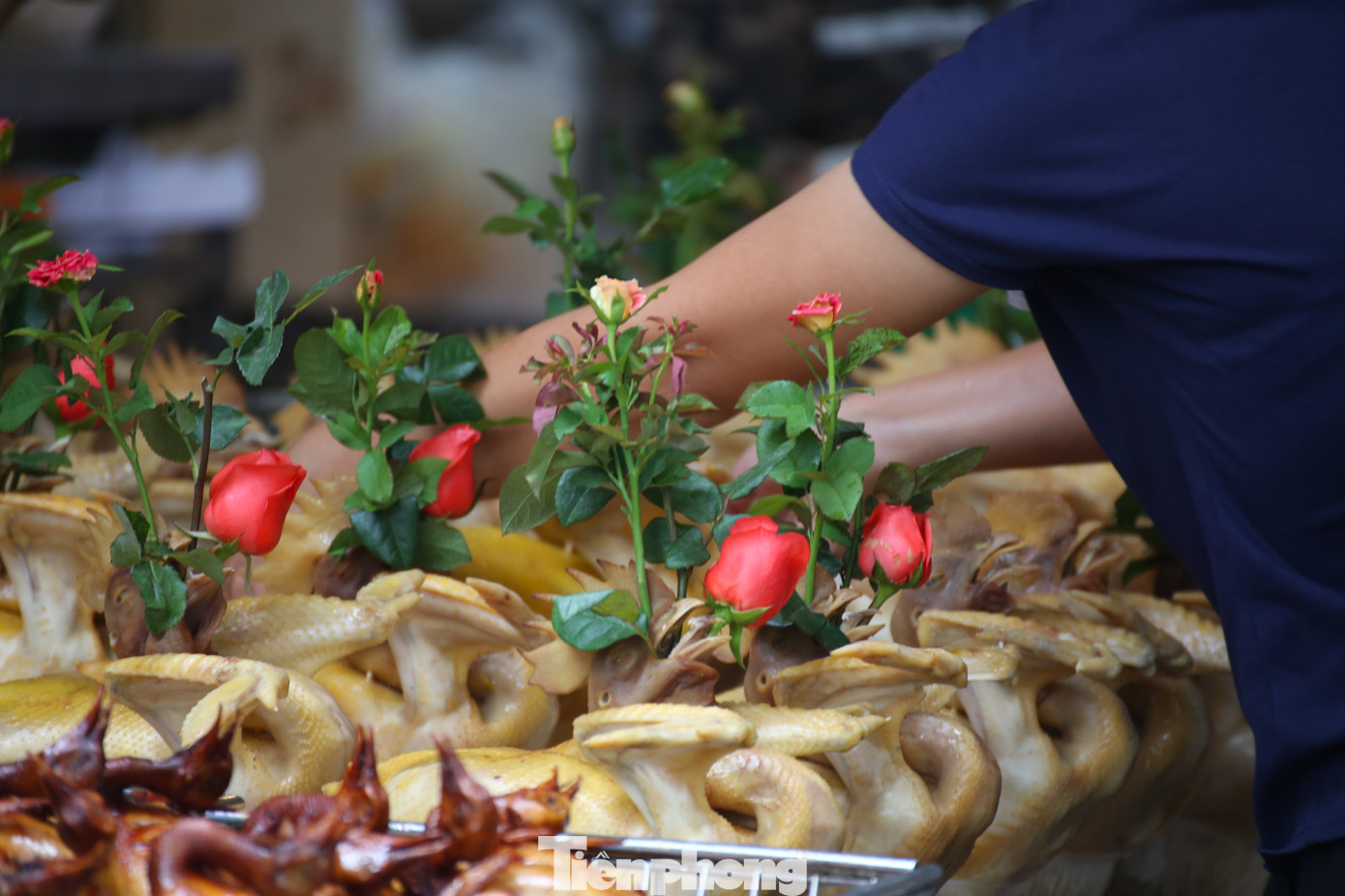 Gà ngậm hoa hồng - đồ cúng đắt khách có tiếng tại chợ truyền thống Hàng Bè.